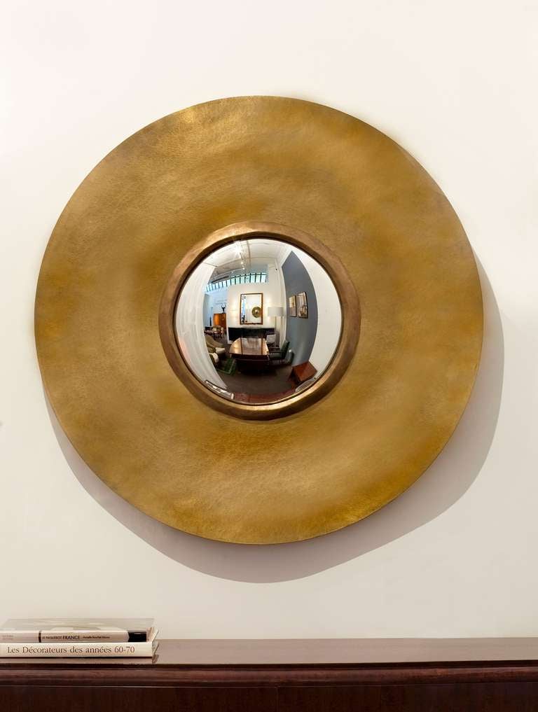 Miroir œil de bœuf contemporain en bronze patiné et laiton par Hervé van der Straeten.

Monogramme : HV

Diamètre du miroir à œil de bœuf : 13