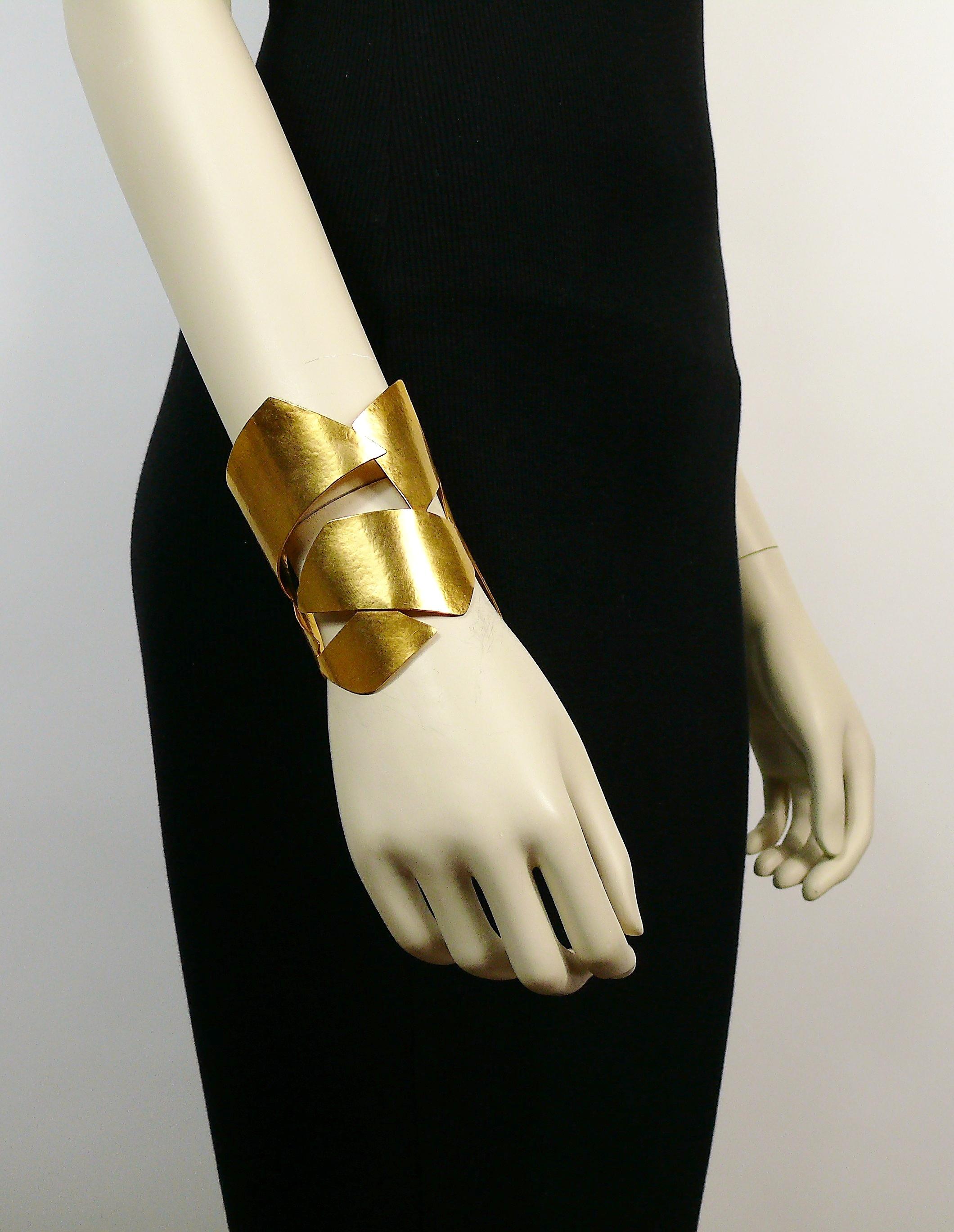 HERVE VAN DER STRAETEN vintage gold toned cuff bracelet featuring a cut-out design.

HERVE VAN DER STRAETEN monogram.

Indicative measurements : max. length approx. 9.3 cm (3.66 inches) / inner width from approx. 5.7 cm (2.24 inches) to approx. 6.1