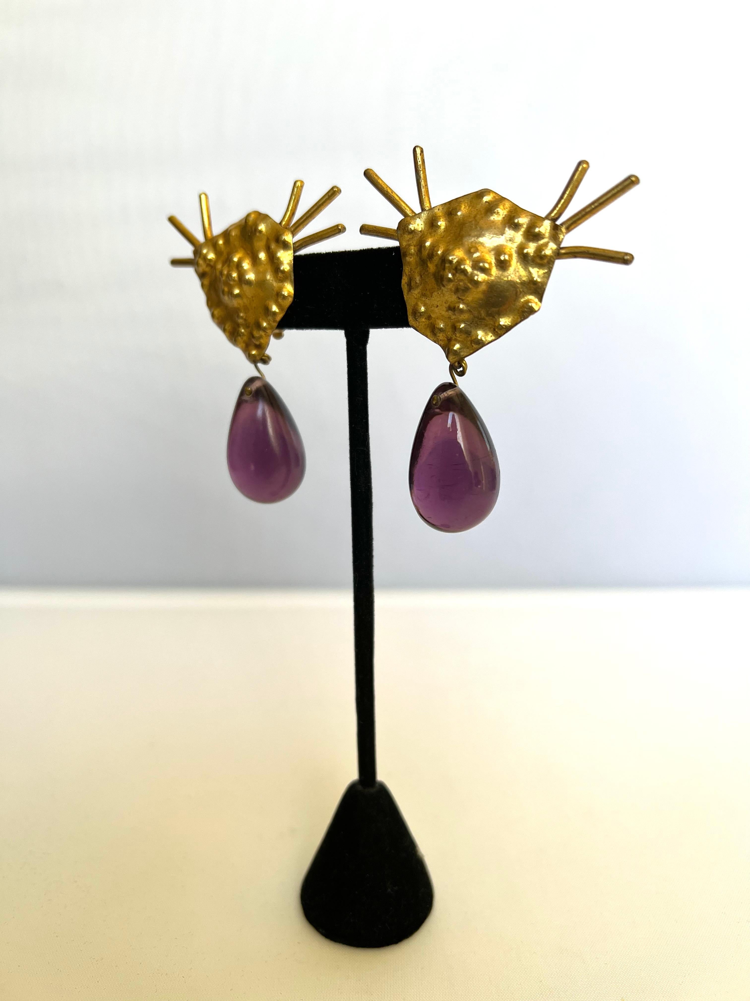 Architektonische Ohrringe aus gehämmertem, vergoldetem Metall von Herve Van Der Straeten mit lila Glastropfen, hergestellt in Frankreich um 1980/90 - signiert auf der Rückseite.