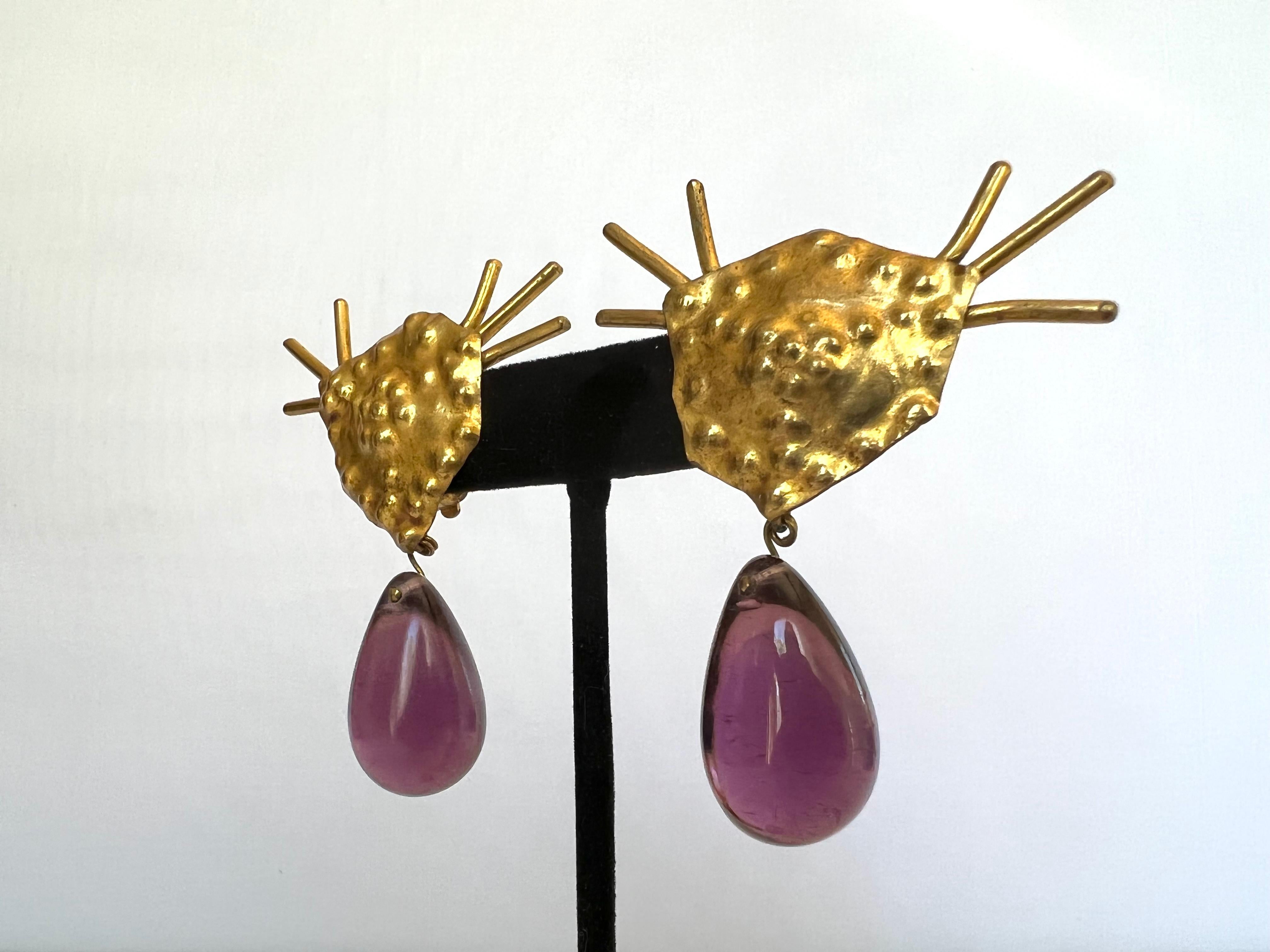 Artisan Herve Van Der Straeten Boucles d'oreilles vintage en verre doré martelé et violet  en vente