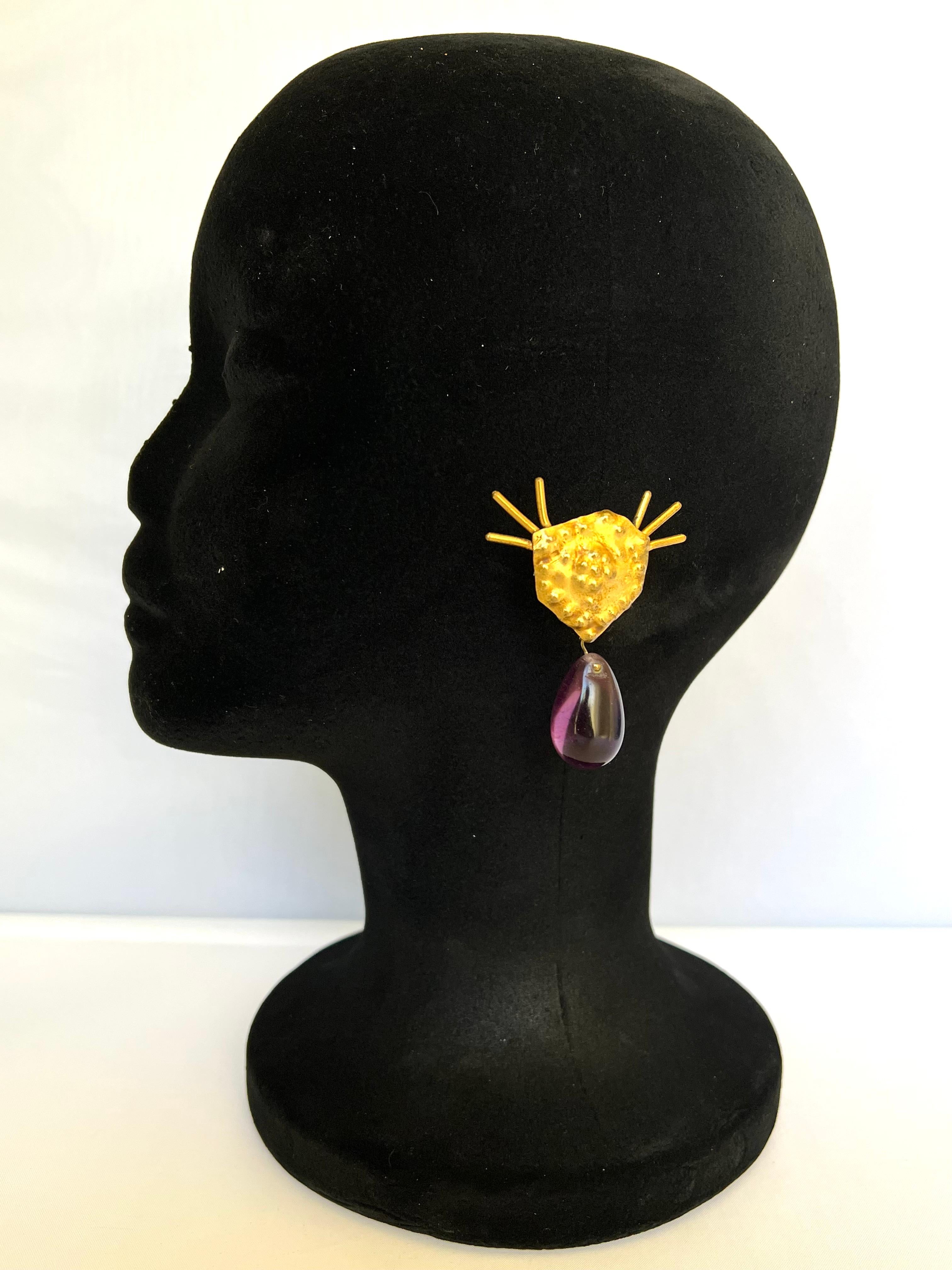 Ohrringe aus gehämmertem, vergoldetem lila Vintage-Glas von Herve Van Der Straeten  im Zustand „Hervorragend“ im Angebot in Palm Springs, CA