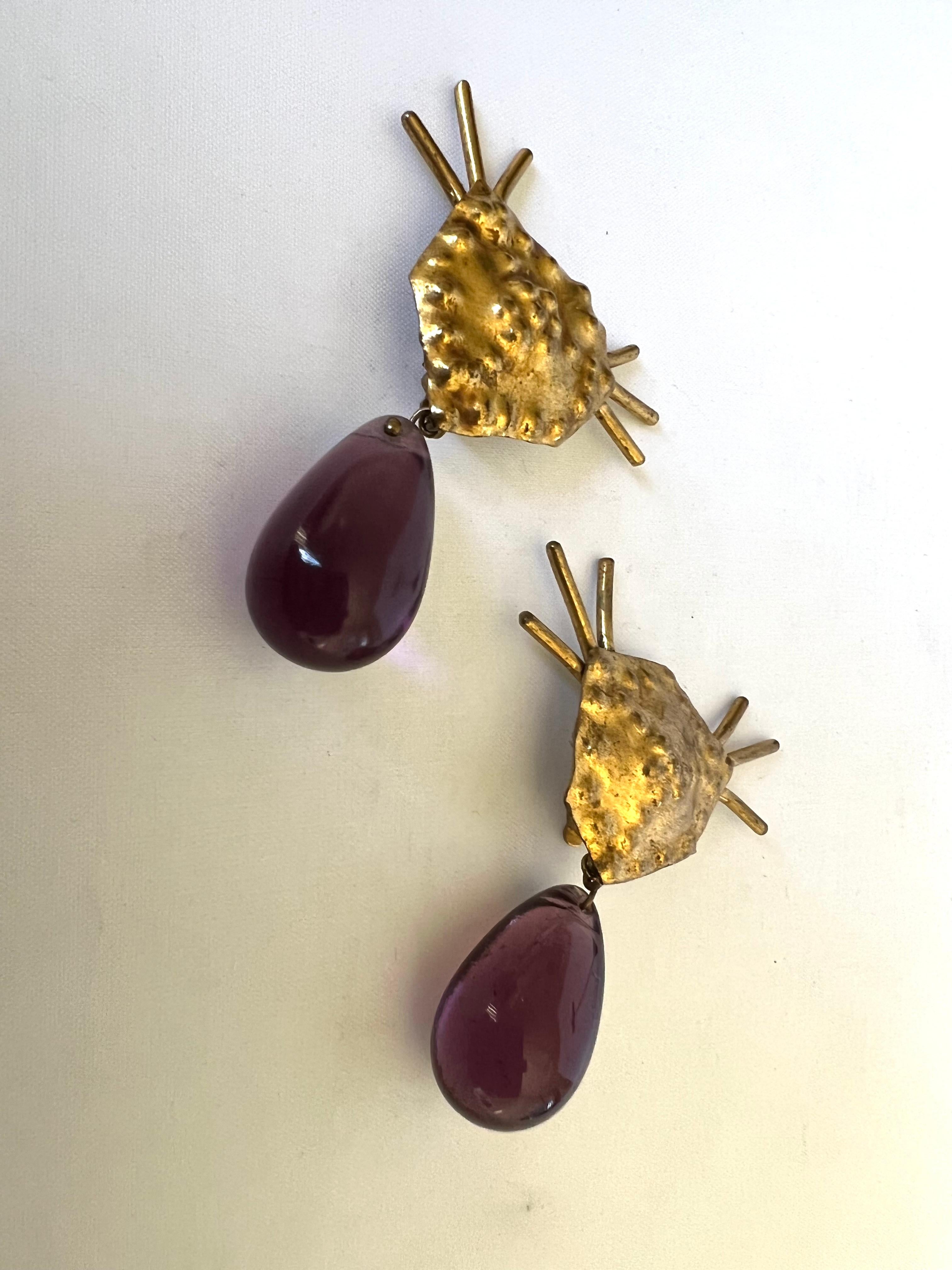 Herve Van Der Straeten Boucles d'oreilles vintage en verre doré martelé et violet  Pour femmes en vente