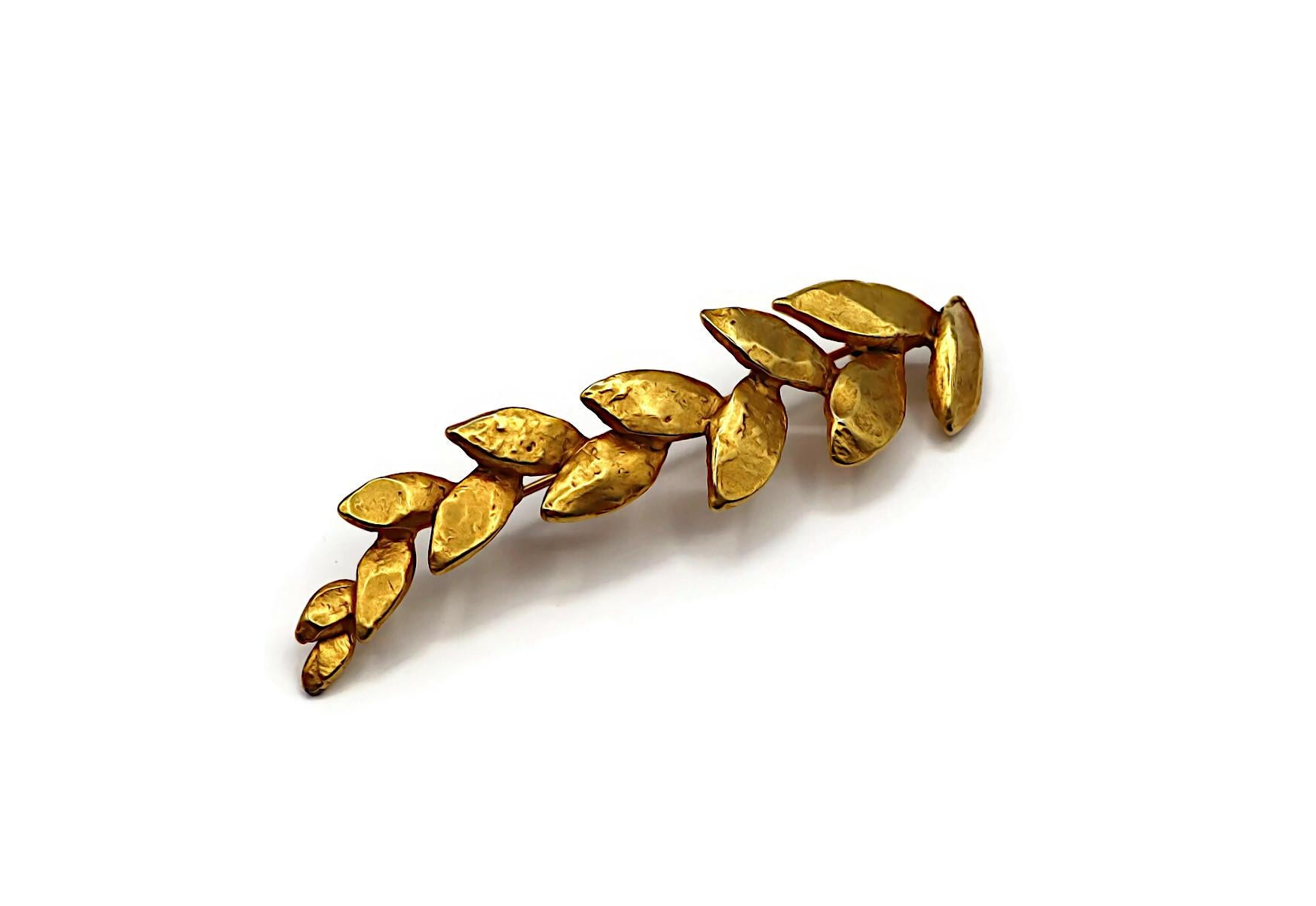 HERVE VAN DER STRAETEN Vintage Texture Gold Tone Foliage Brooch In Good Condition For Sale In Nice, FR