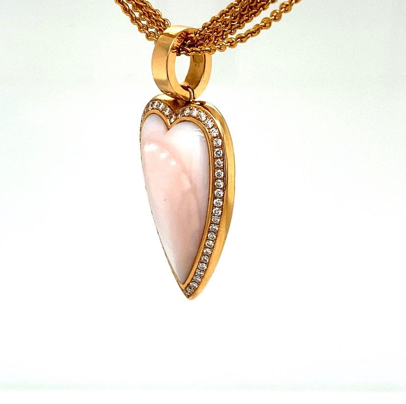 Hierbei handelt es sich um ein Schmuckstück aus dem exklusiven Sortiment des Juweliers Hörl aus Augsburg. Es wurde in 750/-. (18Karat) Roségold gefertigt und mit einem herzförmigen eingeschliffenen rosé Perlmutt bestückt, mit einem schönen