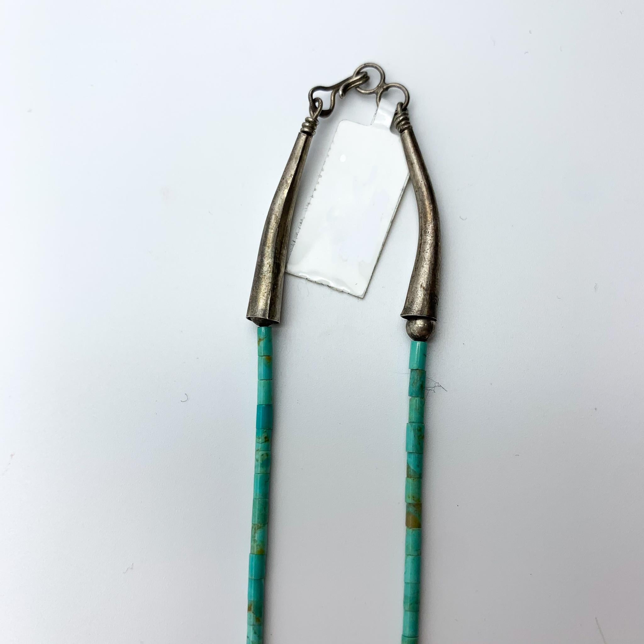 Halskette aus türkisfarbenem und silbernem Kissen  (Perle) im Angebot