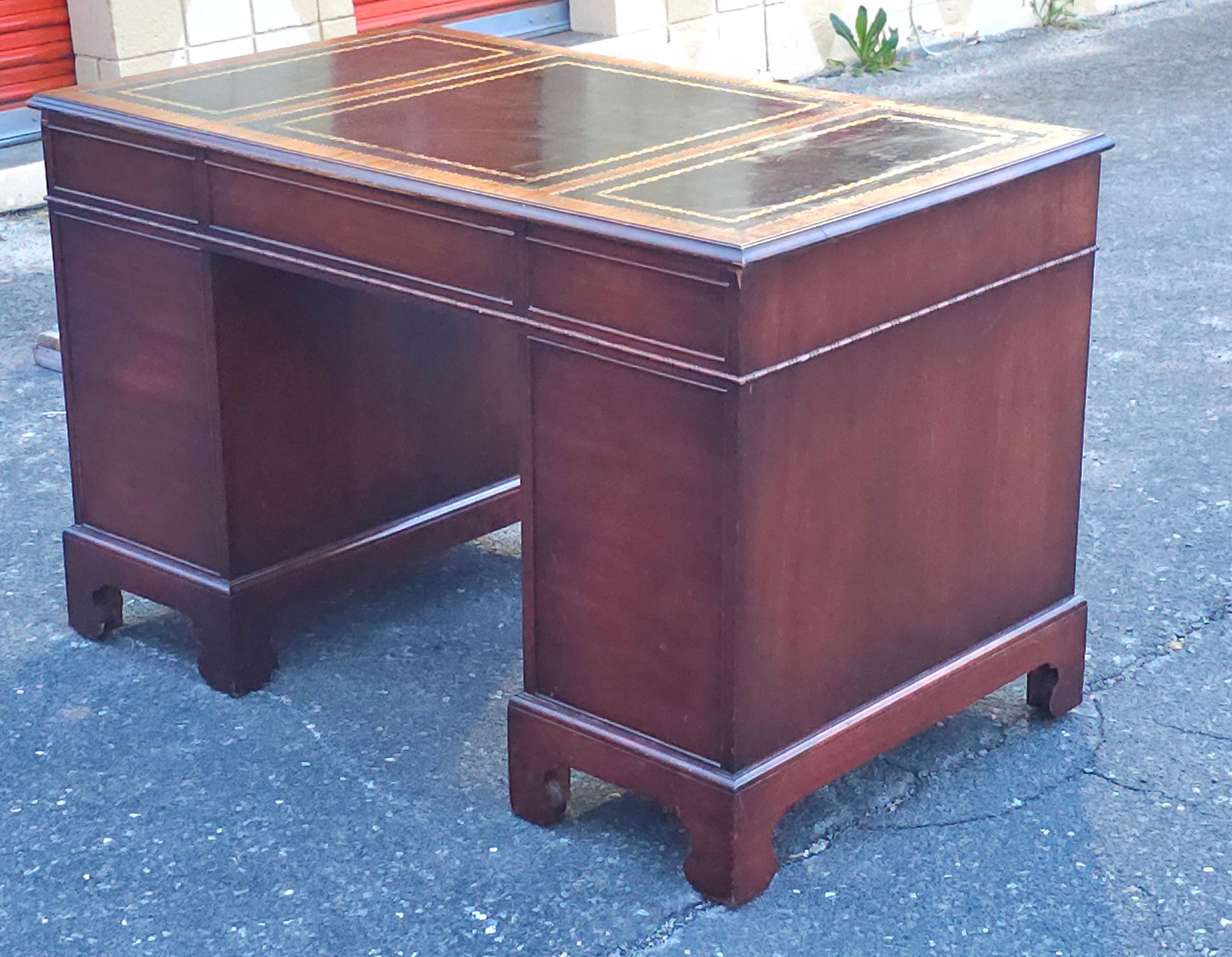 Hespeler Furniture Chippendale-Mahagoni-Intarsien und Schreibtisch aus Mahagoni mit grüner Lederplatte im Angebot 7