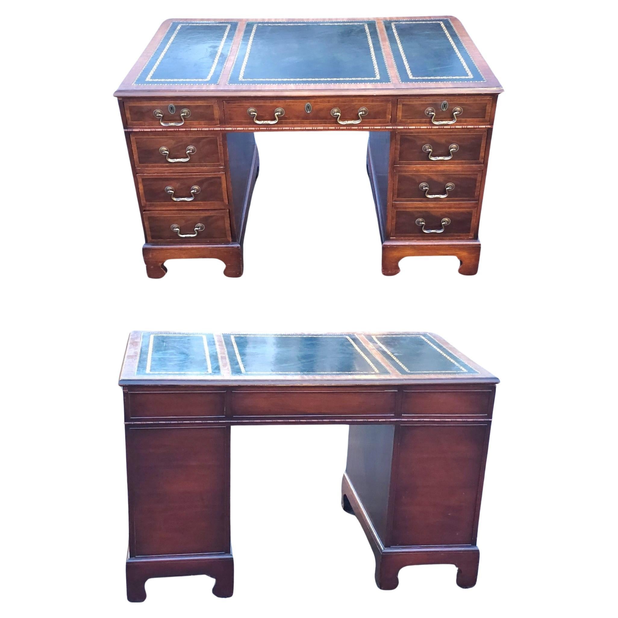 Hespeler Furniture Chippendale-Mahagoni-Intarsien und Schreibtisch aus Mahagoni mit grüner Lederplatte im Angebot