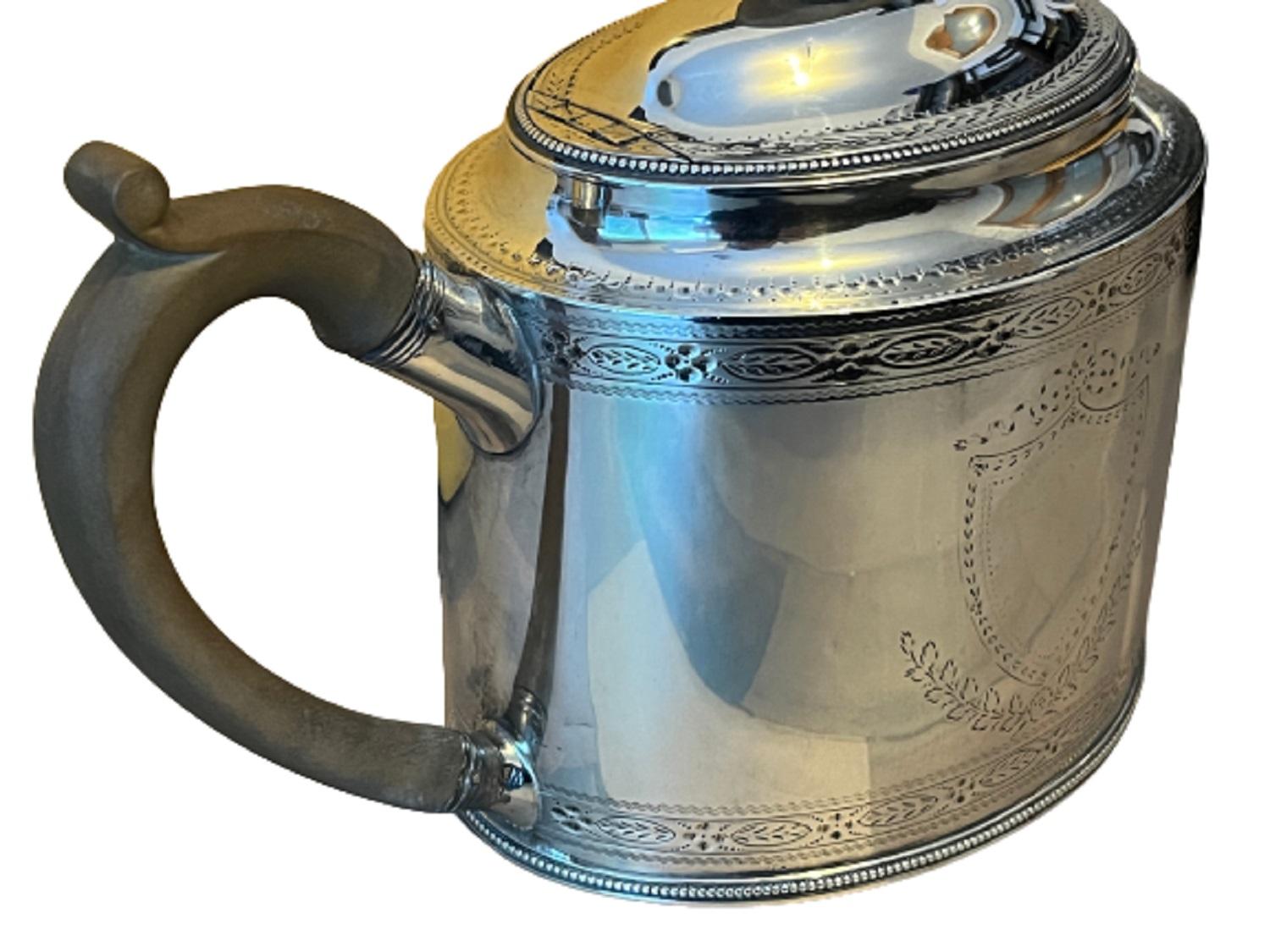 Hester Bateman, A George III Sterling Silver Teapot In Good Condition For Sale In London, GB