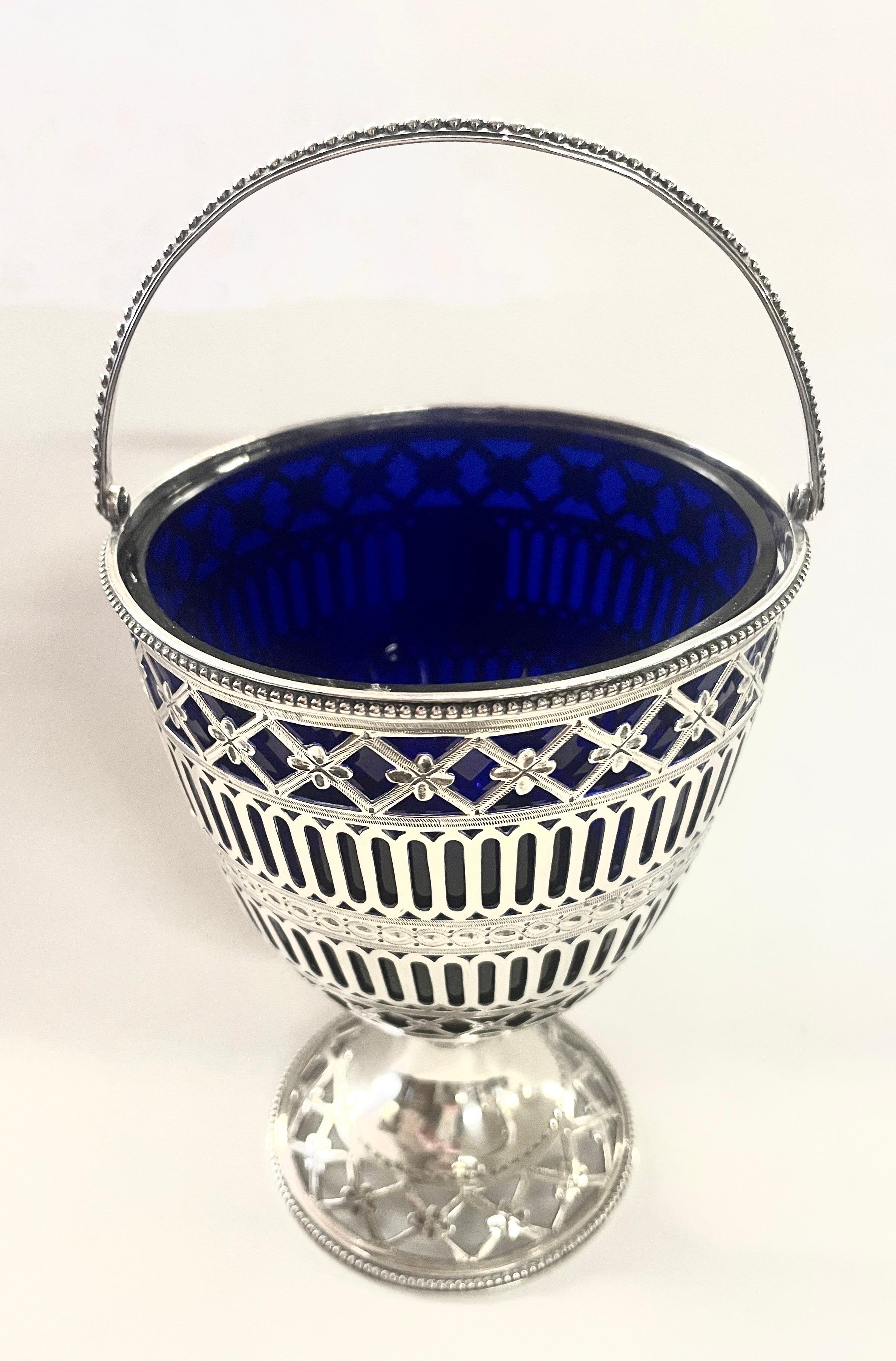 Hester Bateman Geo. III Cestino per dolci o zucchero in argento con rivestimento in vetro cobalto in vendita 4