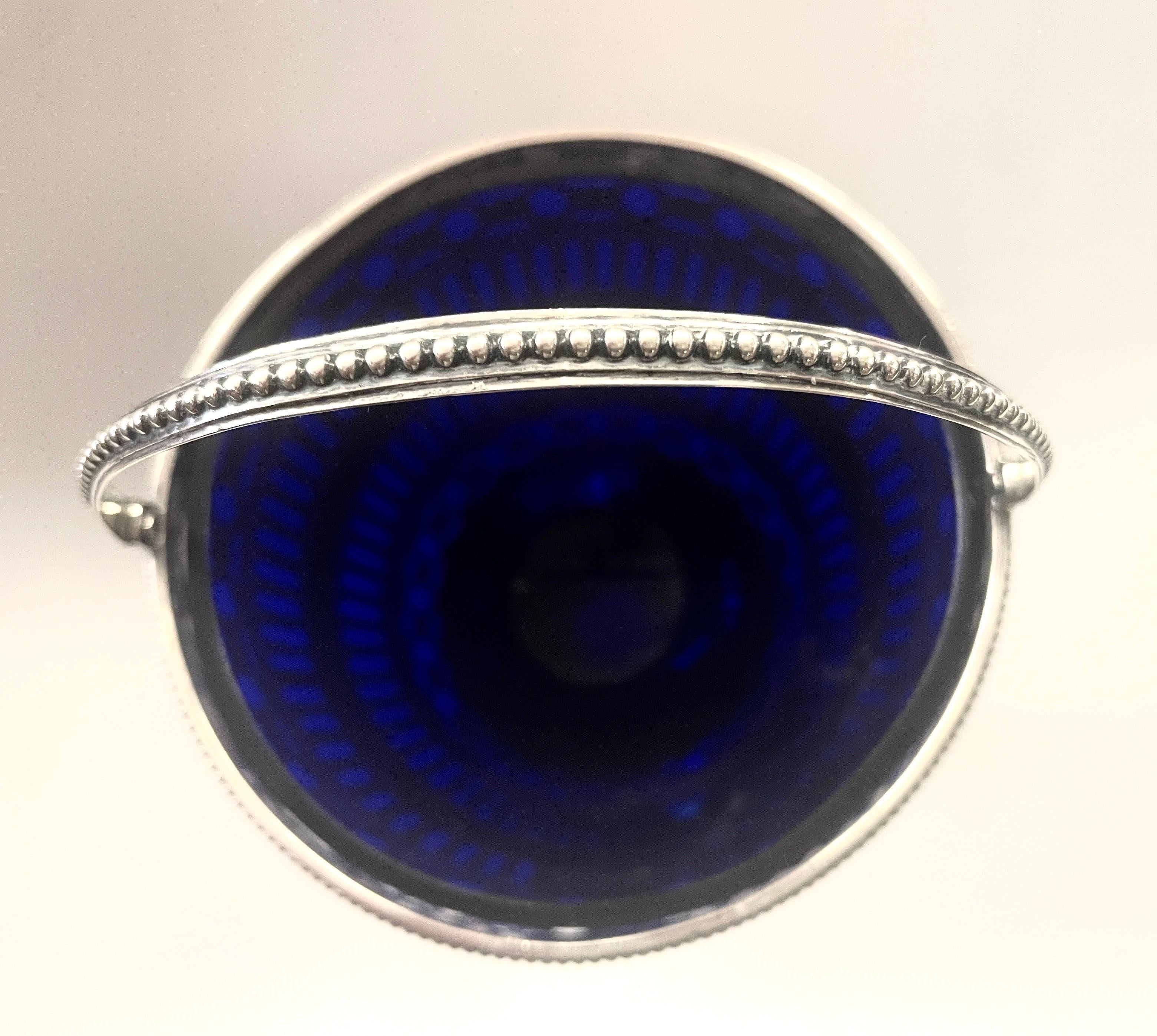 Hester Bateman Geo. III Cestino per dolci o zucchero in argento con rivestimento in vetro cobalto in vendita 5