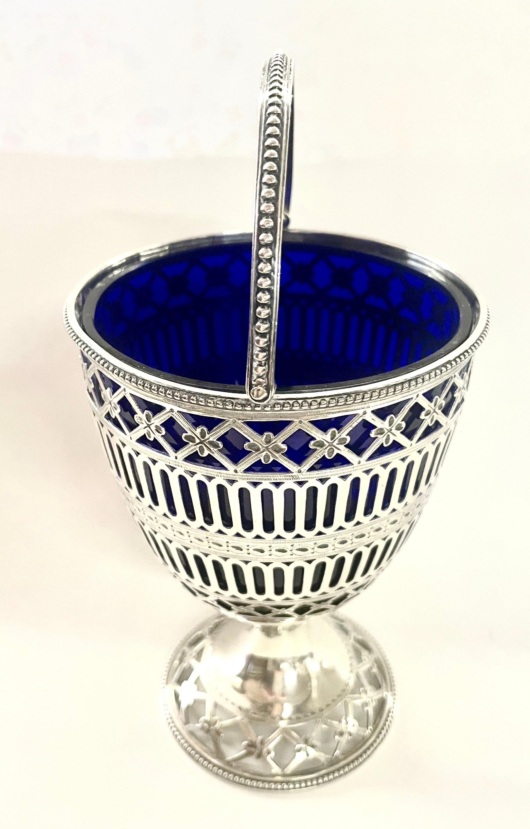 Hester Bateman Geo. III Cestino per dolci o zucchero in argento con rivestimento in vetro cobalto in vendita 6