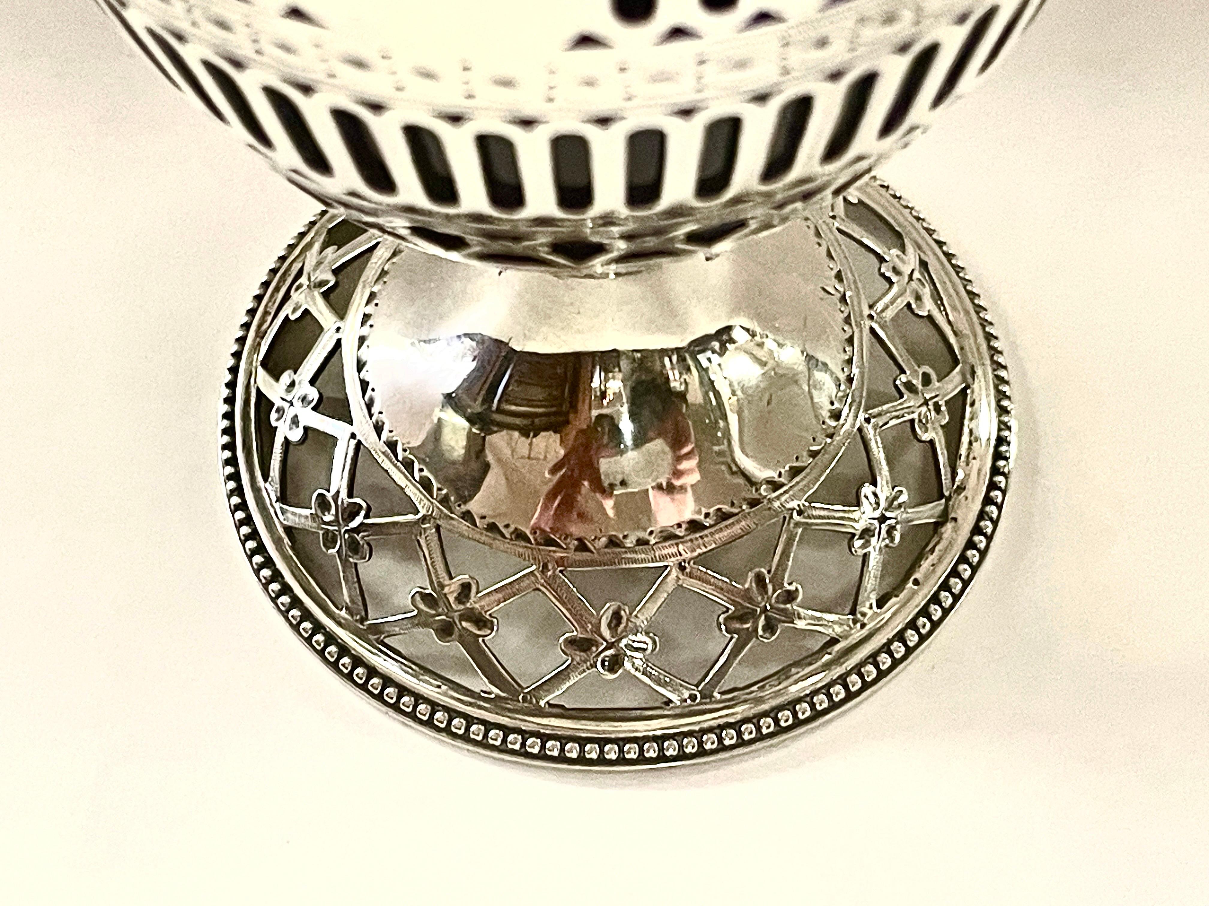 Una delle più belle e rare Geo inglesi da collezione. Cestino per dolci o zucchero in argento STERLINGO con marchio III, traforato e inciso a mano, che conserva il suo rivestimento originale in vetro cobalto (non danneggiato).  Realizzato dalla più
