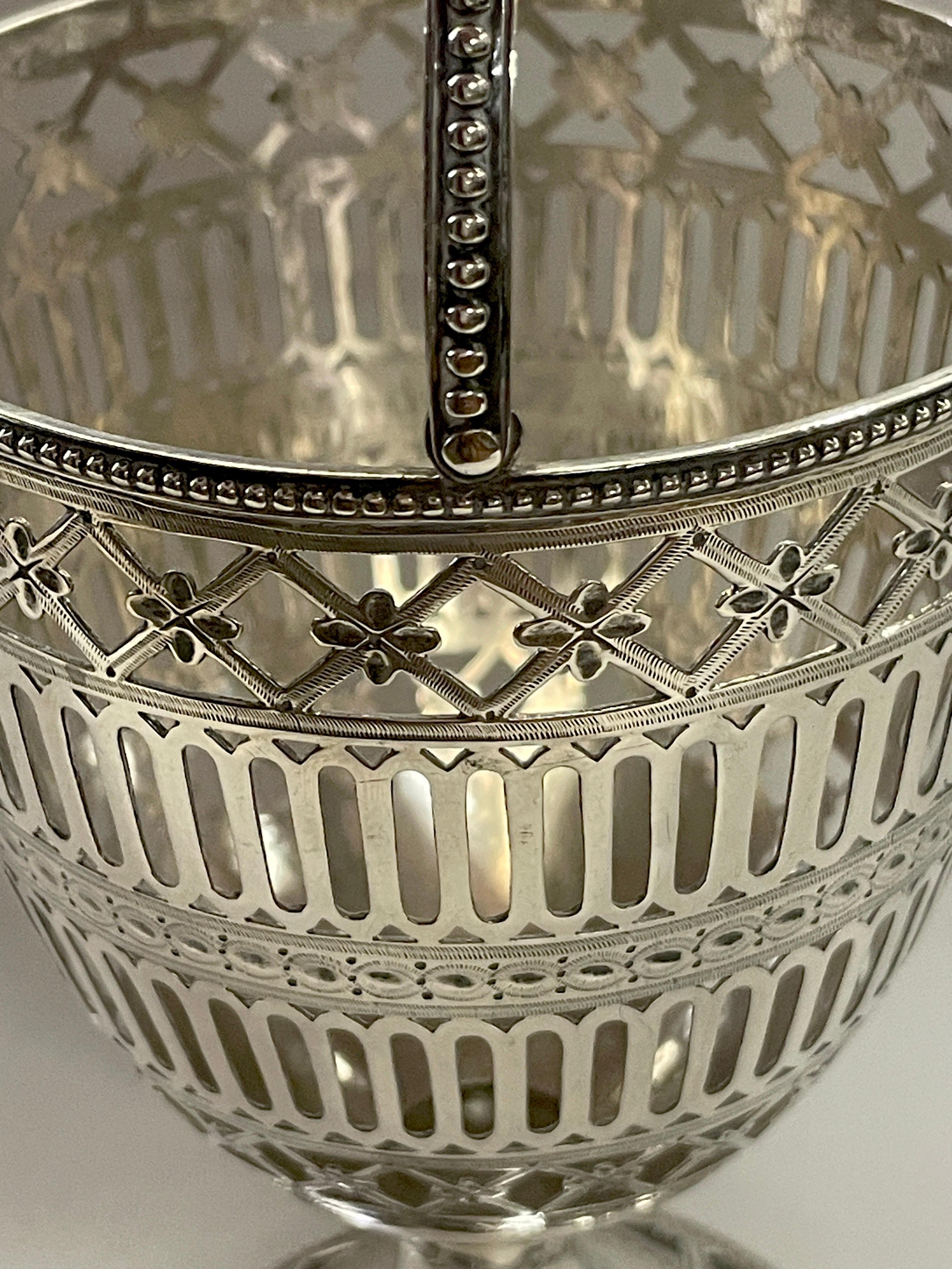 Giorgio III Hester Bateman Geo. III Cestino per dolci o zucchero in argento con rivestimento in vetro cobalto in vendita
