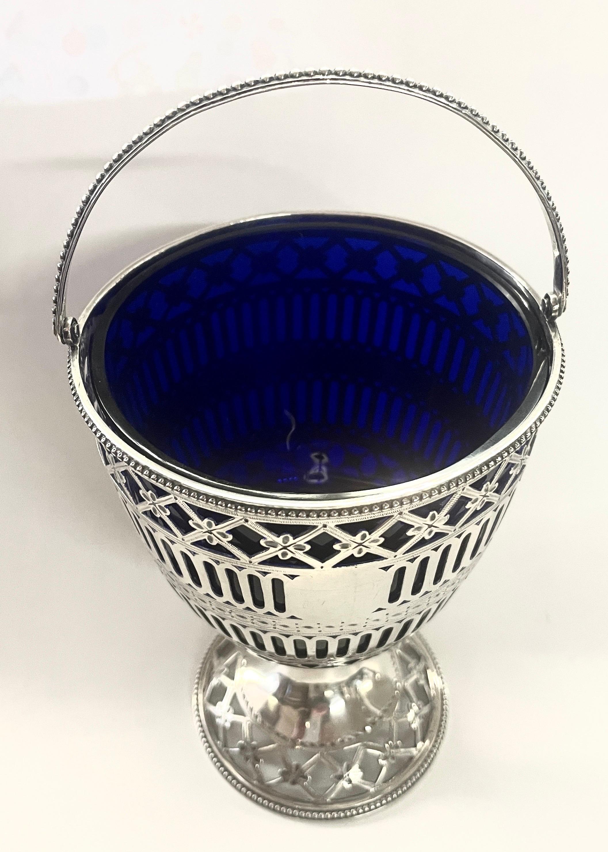 Hester Bateman Geo. III Cestino per dolci o zucchero in argento con rivestimento in vetro cobalto in vendita 1