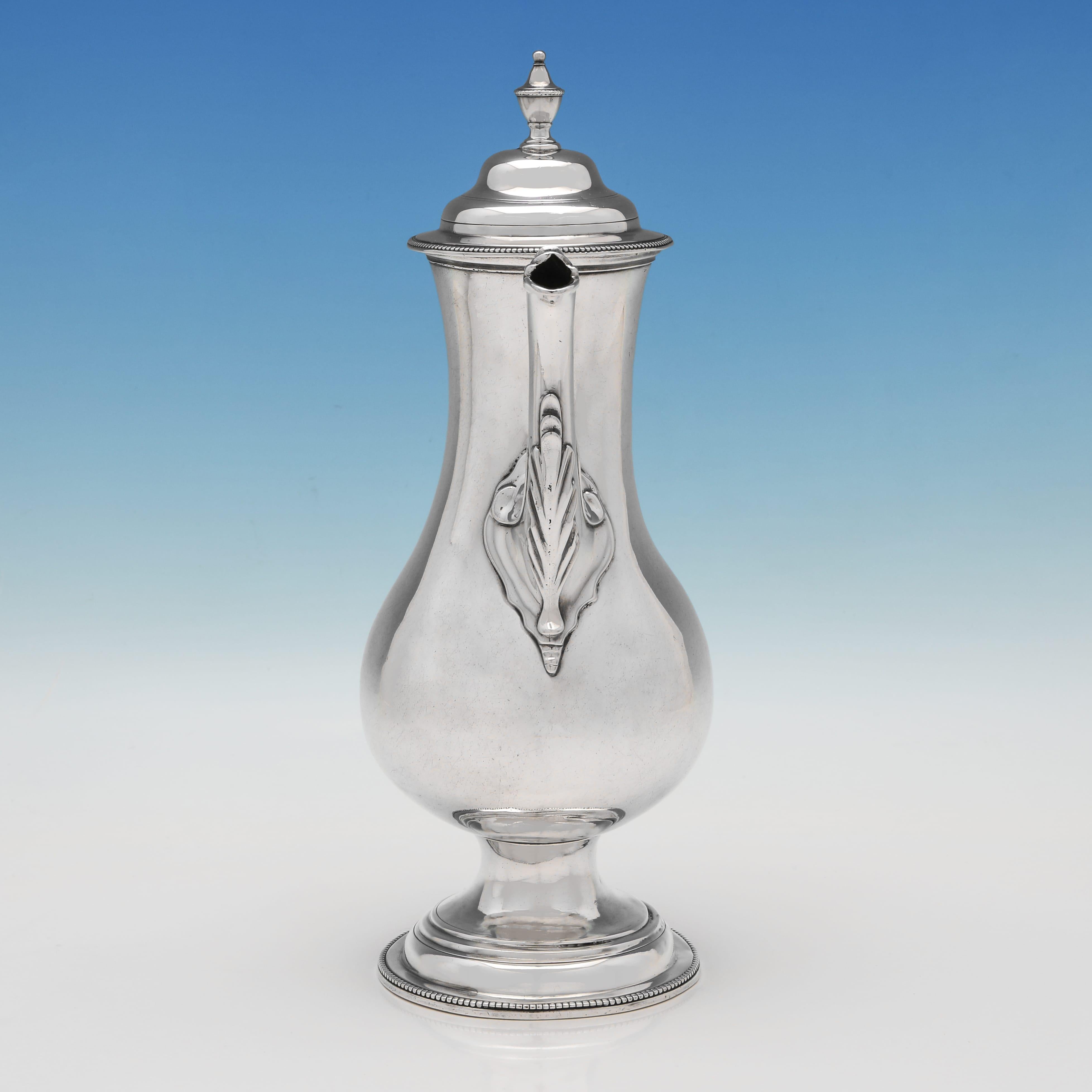 Poinçonnée à Londres en 1781 par Hester Bateman, cette magnifique cafetière ancienne en argent sterling de George III présente des bordures en perles, un corps uni, une poignée en bois à volutes et des détails d'acanthe sur le bec. La cafetière