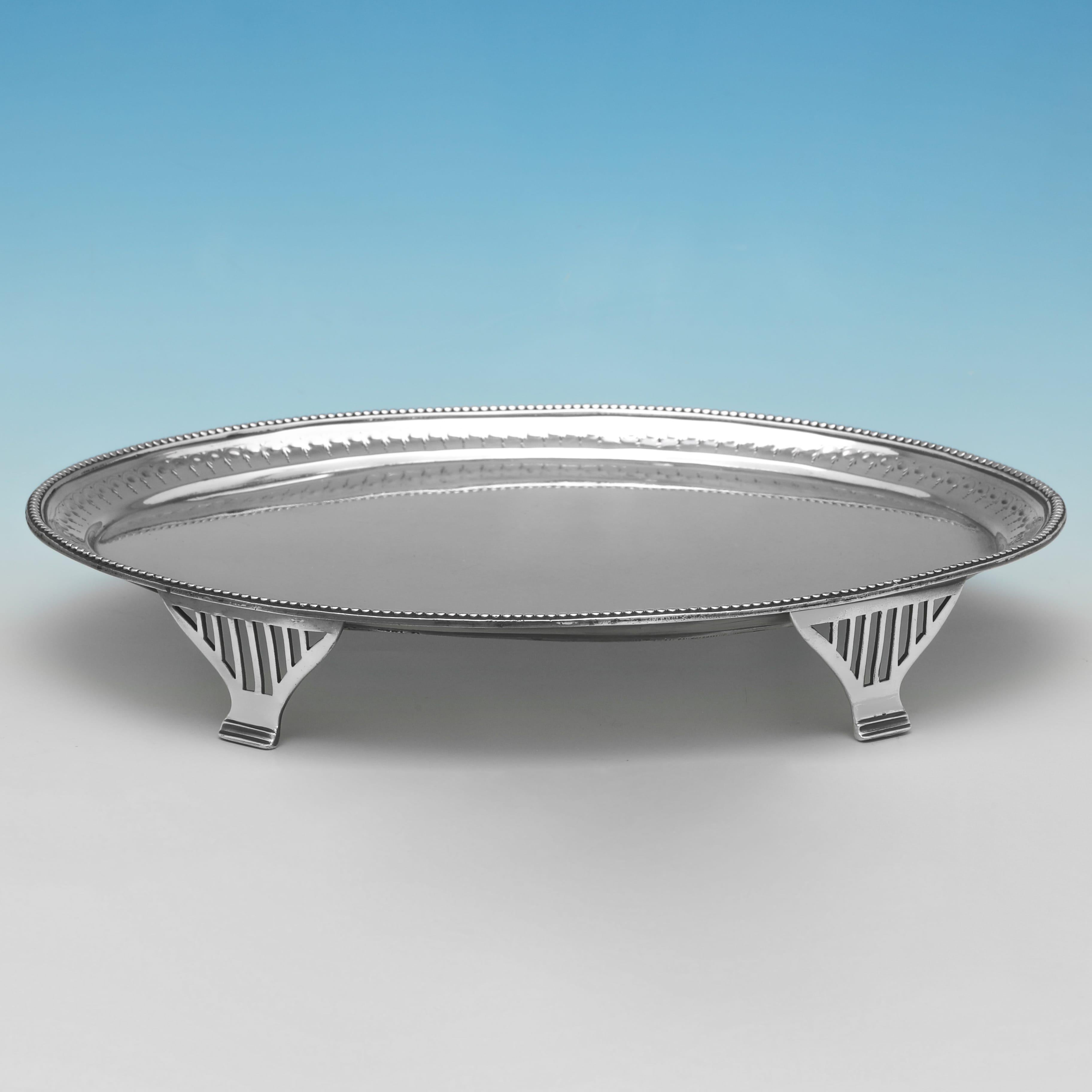 Poinçonné à Londres en 1787 par Hester Bateman, ce très beau support de théière antique en argent sterling d'époque George III est orné d'une perle et d'une bordure gravée, et de pieds néoclassiques ajourés. Le support de théière mesure 3 cm de