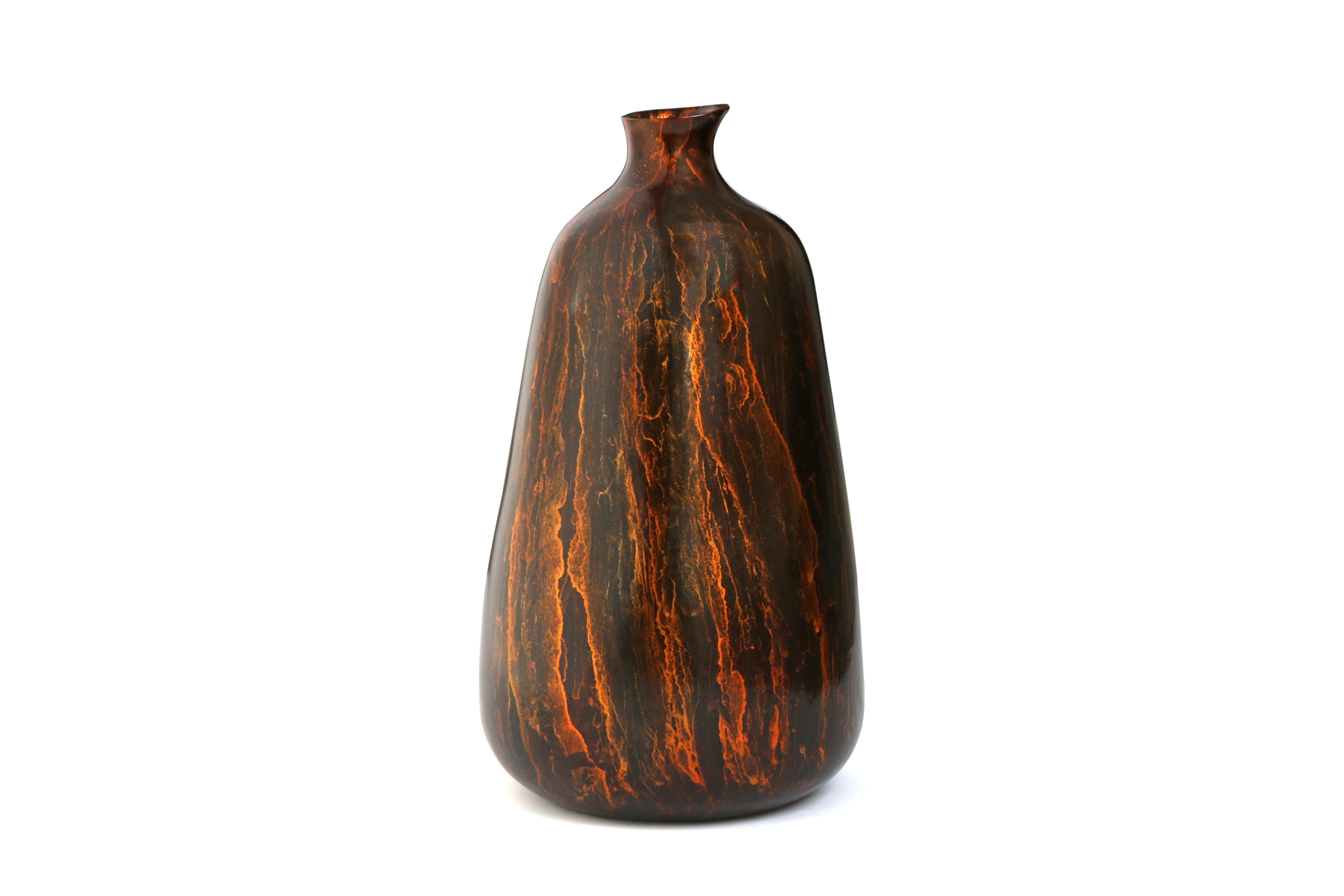 Rehaussez l'esthétique de votre maison avec notre vase signature Hestia, où l'art et la fonction se rencontrent en parfaite harmonie. Inspiré par l'élégance sublime de la nature, le vase Hestia apporte une sophistication organique à tout espace