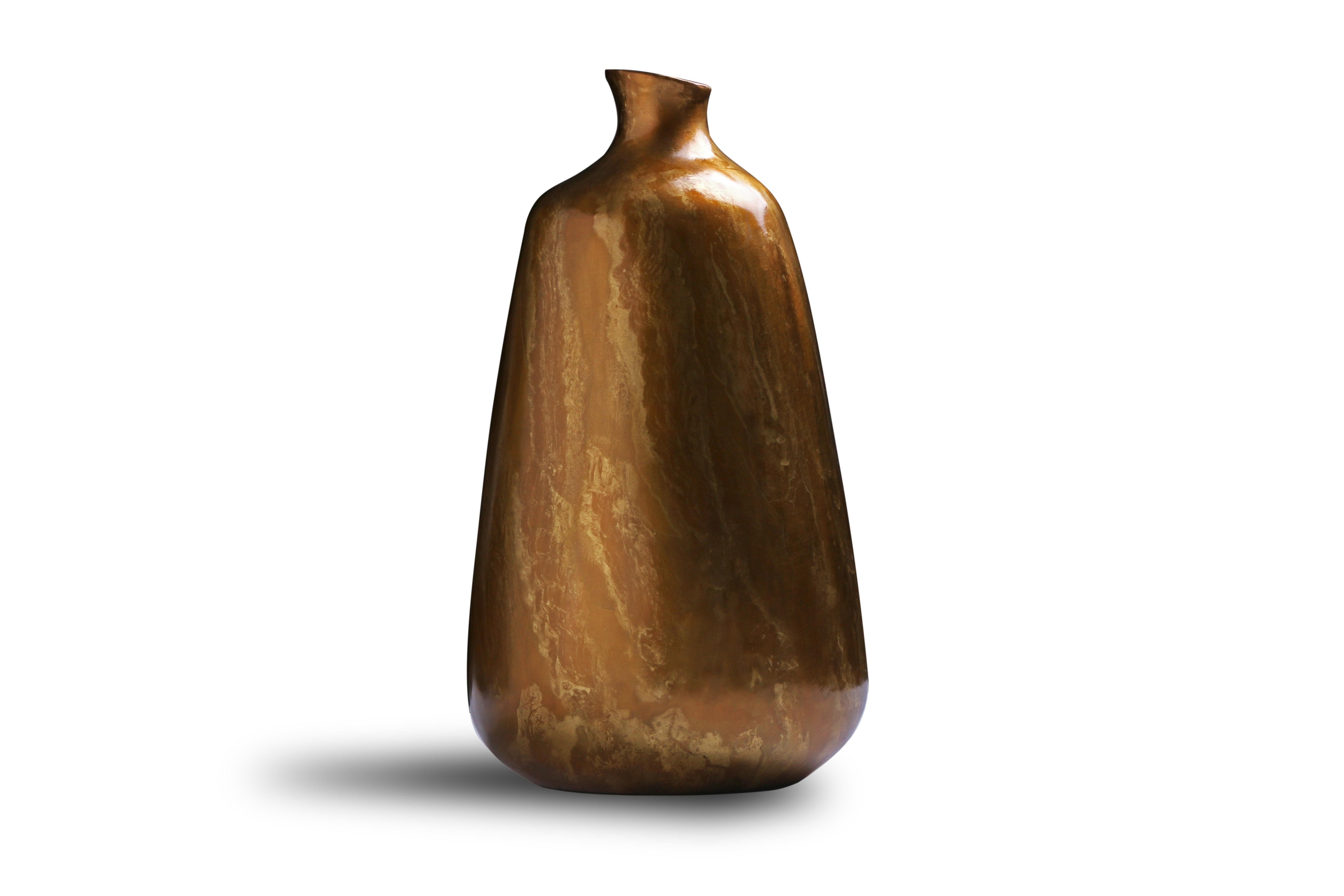 Eleva la estética de tu hogar con nuestro característico Jarrón Hestia, donde el arte se une a la funcionalidad en perfecta armonía. Inspirado en la sublime elegancia de la naturaleza, el Jarrón Hestia aporta sofisticación orgánica a cualquier