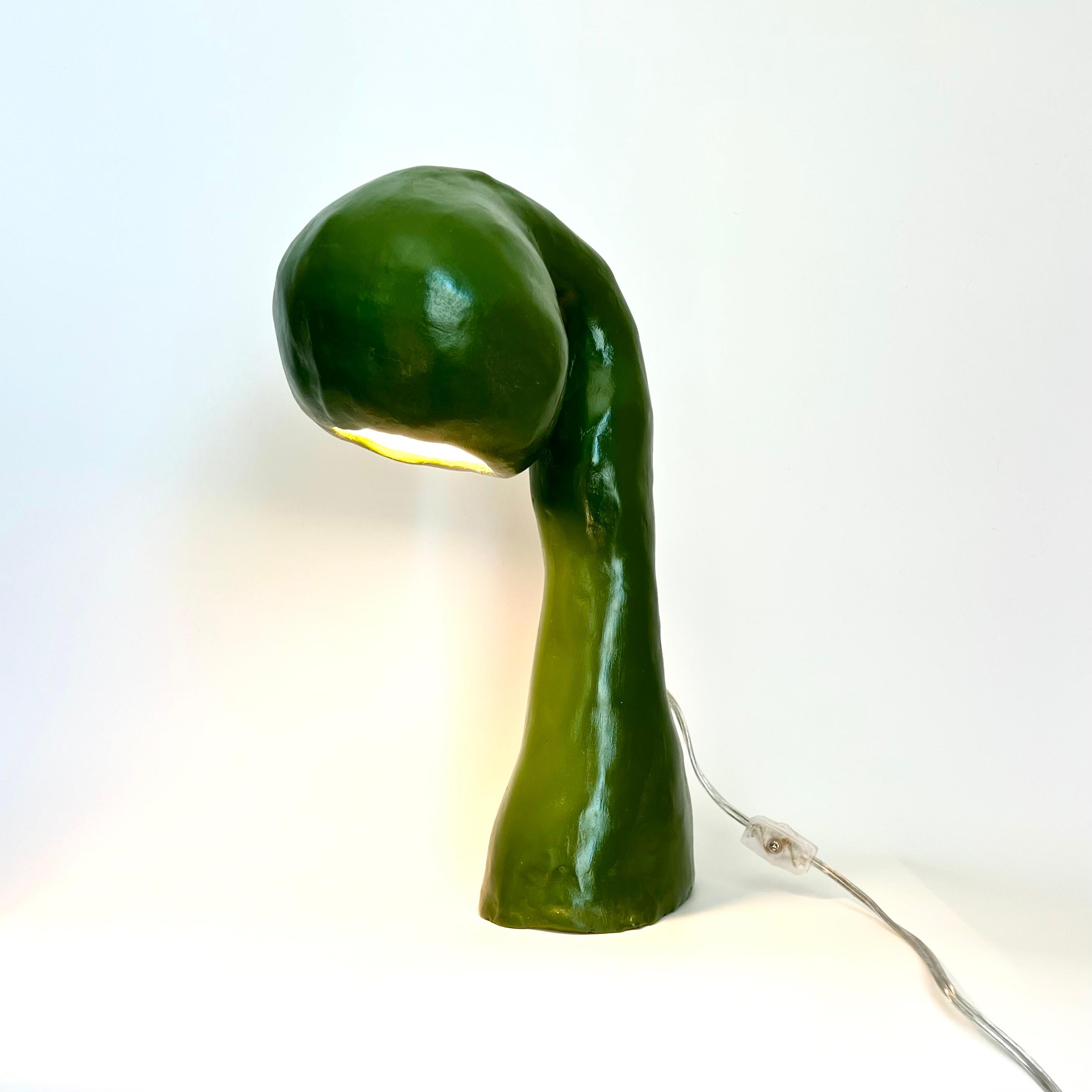 Progettato da Studio Chora, Hestian, 2022. 

Le sculture di luce organica della serie Hestian sono uniche nel loro genere e modellate a mano con un composto di argilla di carta e gesso minerale delicato. Il risultato è una pietra calcarea di alta