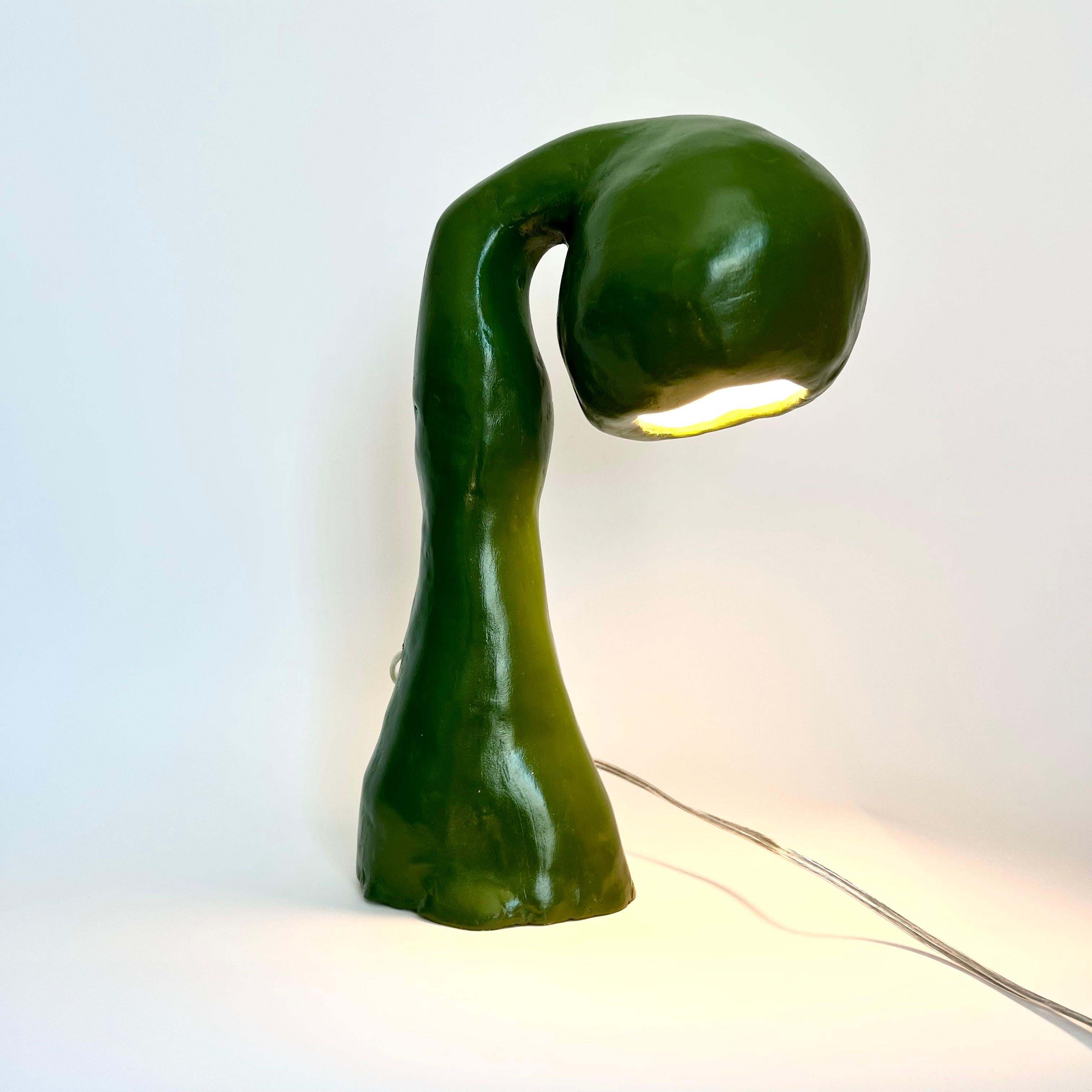 Organique Série de lampes de table Hestian Light de Studio Chora, laque verte, fabriquée sur commande en vente