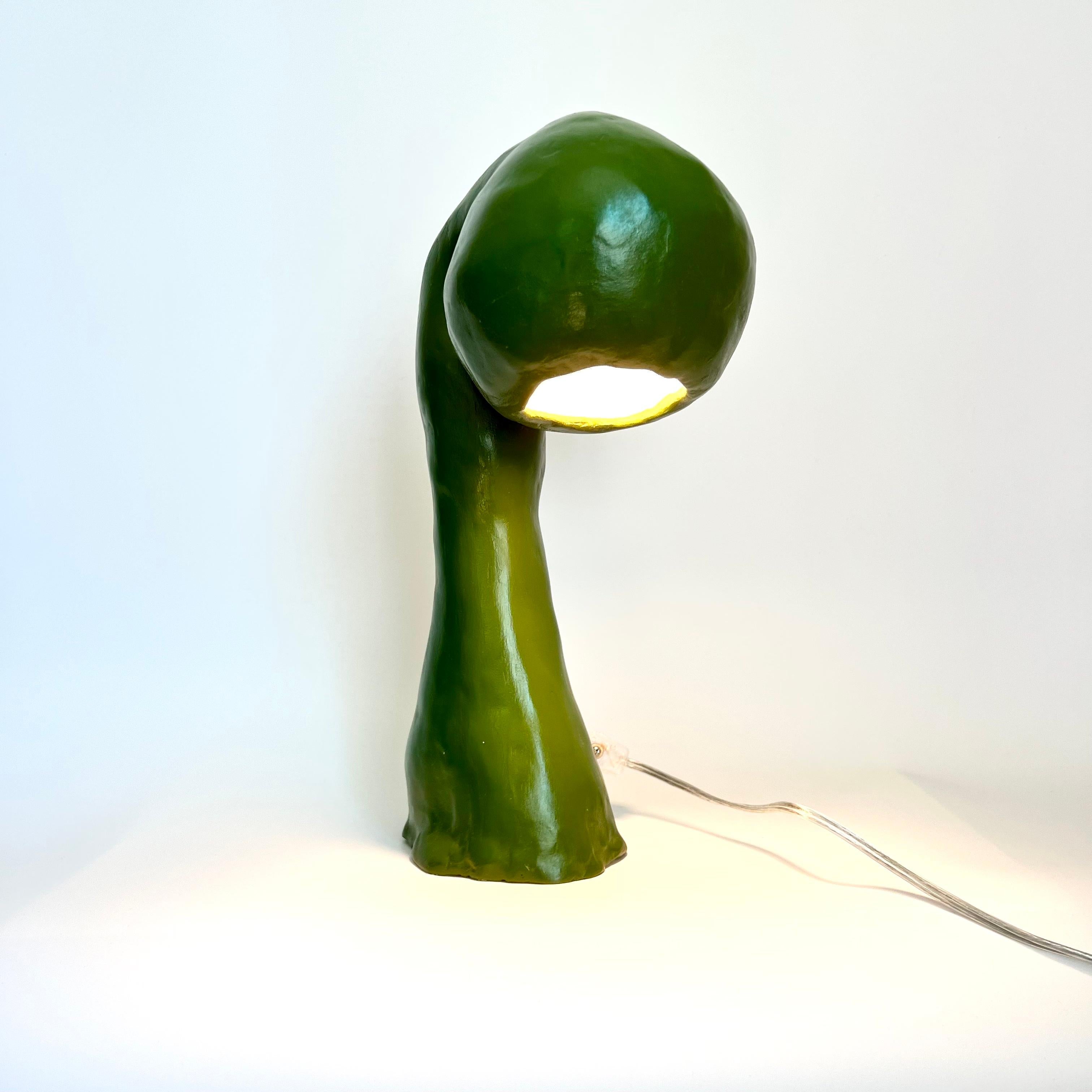 Sculpté Série de lampes de table Hestian Light de Studio Chora, laque verte, fabriquée sur commande en vente