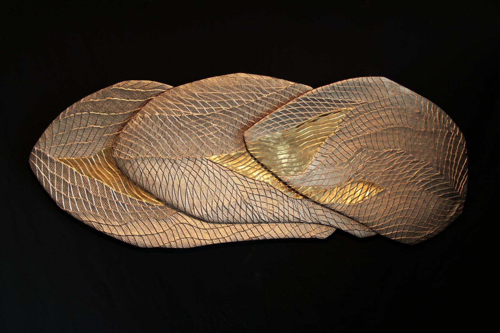Hétérotopos ist ein Kunstwerk aus dem Jahr 2022 von Vadim Garine. Es besteht aus einem Holzfaserträger, blattvergoldetem Holz, 23,5 Karat Mondgold, 22,5 Karat Versailler Gold und Sackleinen.
Abmessungen: 78.86 