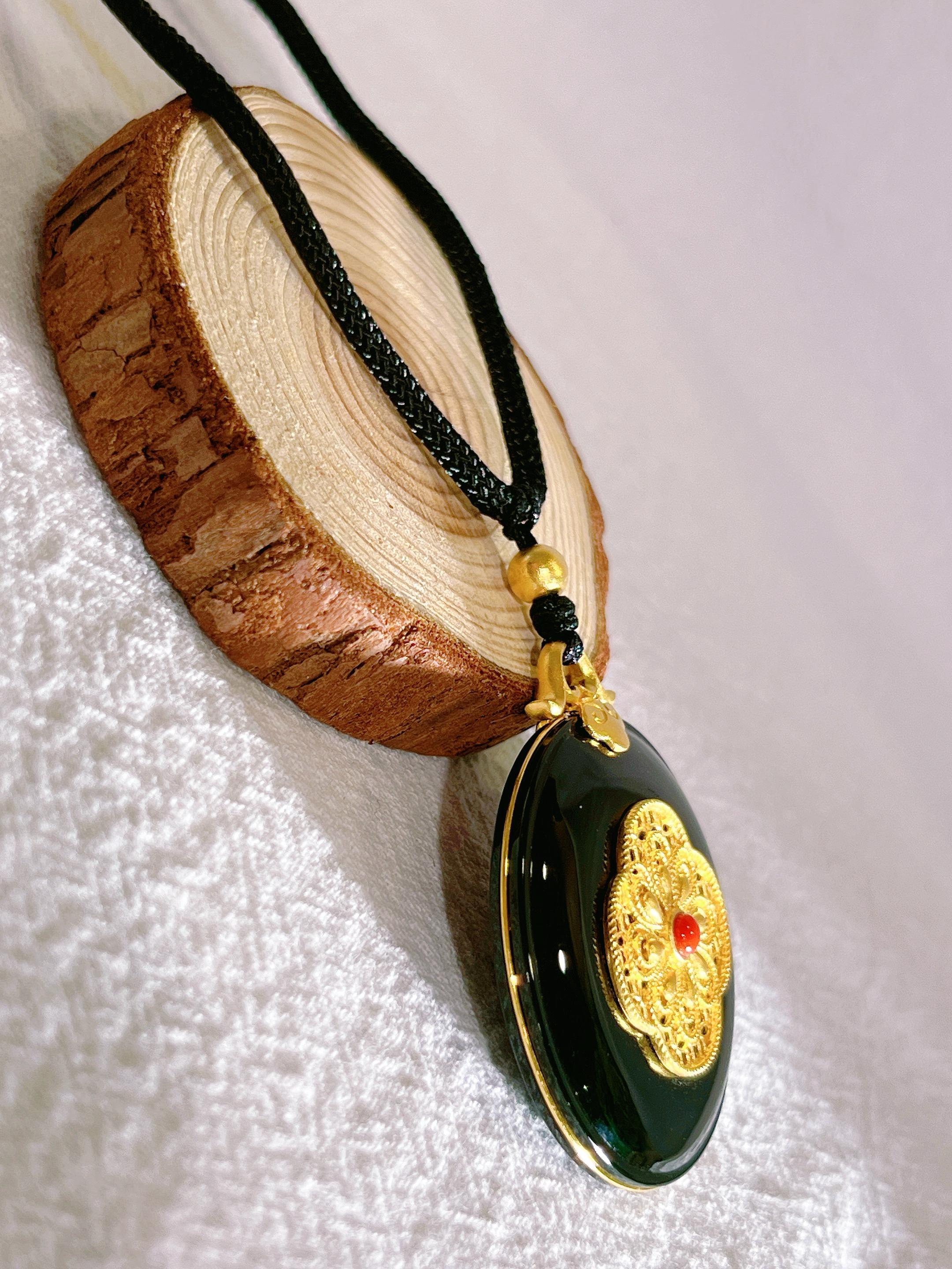 Collar Colgante de Jade Hetiano en Oro Amarillo de 24 Kilates Corte redondo en venta
