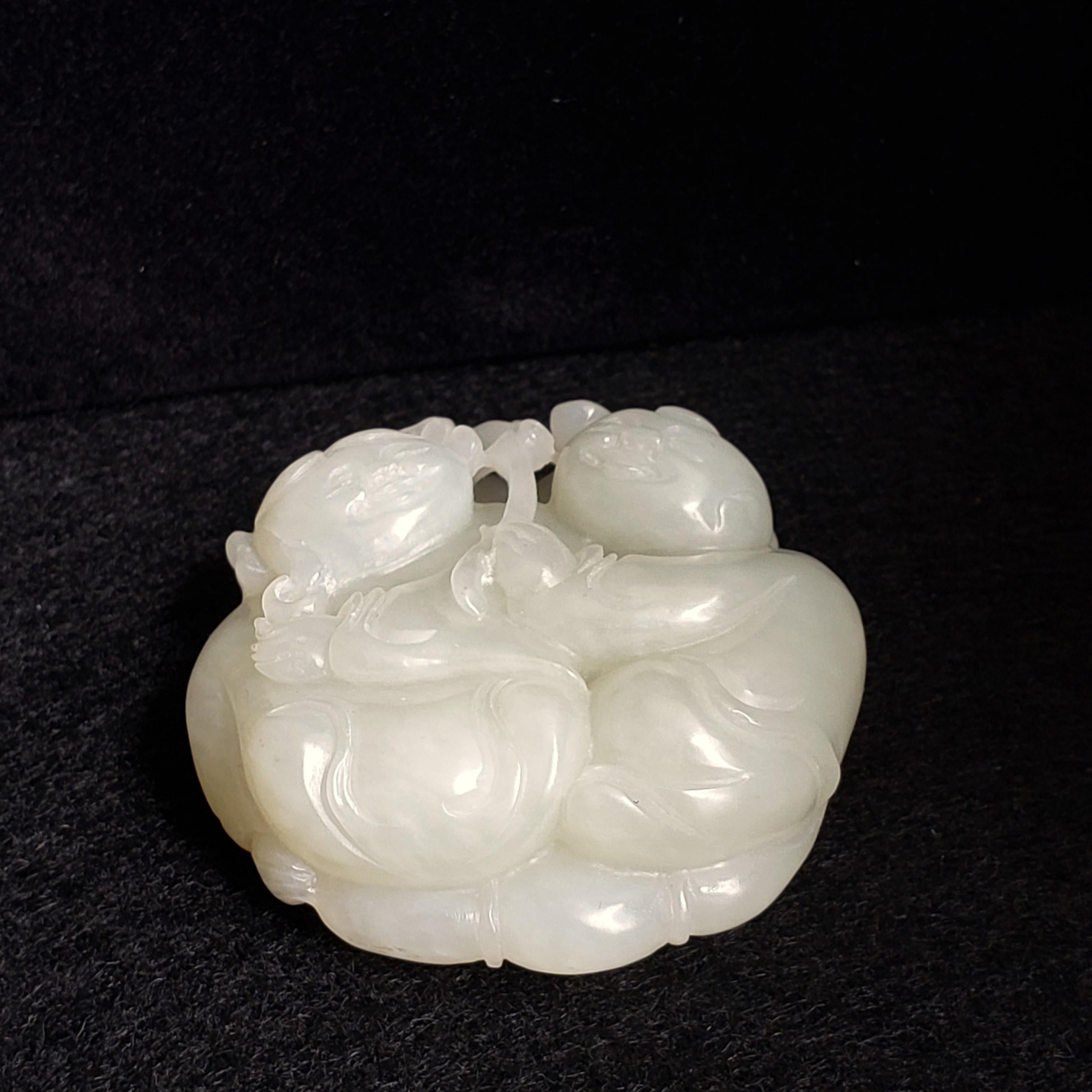 Pendentif en jade blanc Hetian Boy & Girl Lotus Leaf Motif : en vente 6