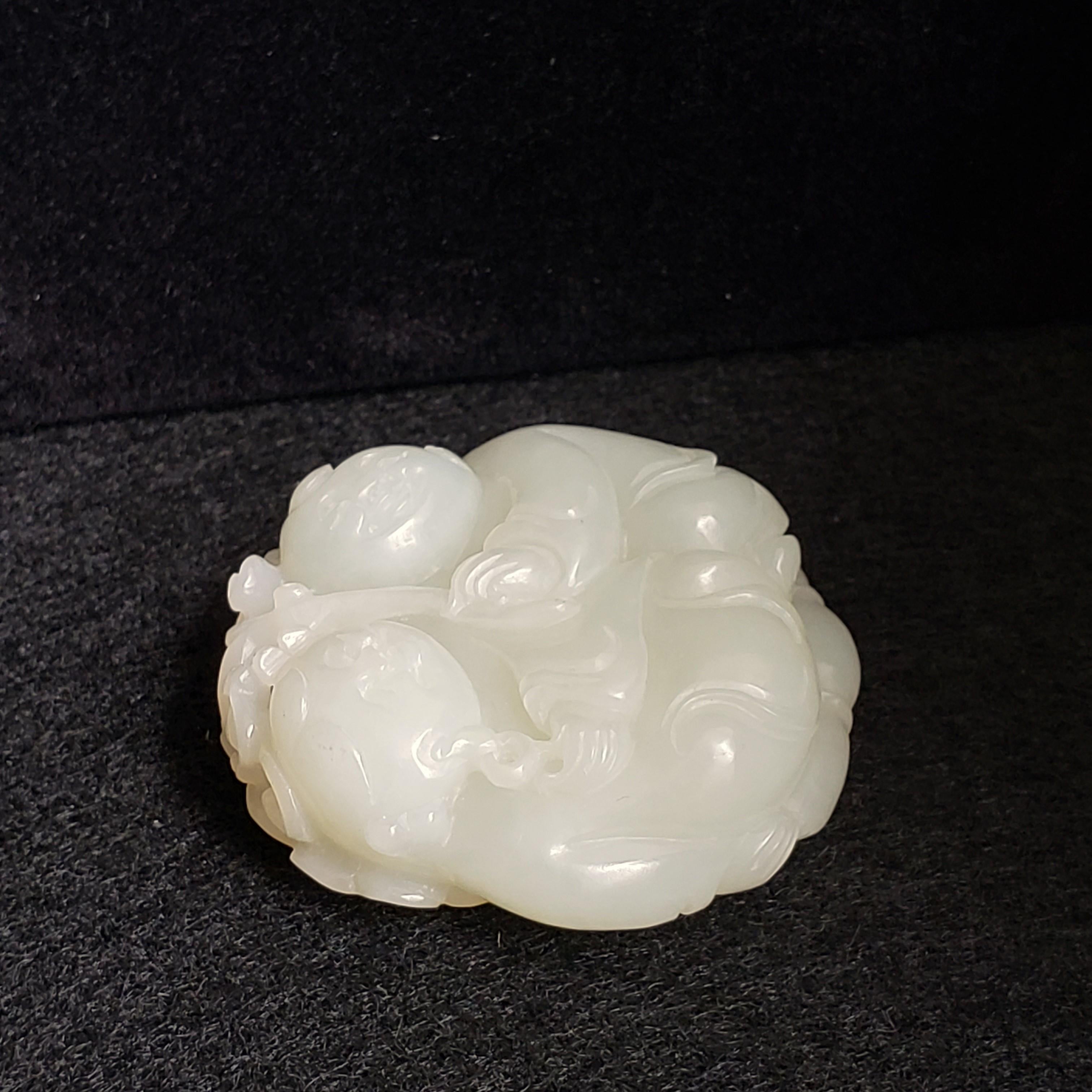 Pendentif en jade blanc Hetian Boy & Girl Lotus Leaf Motif : en vente 7