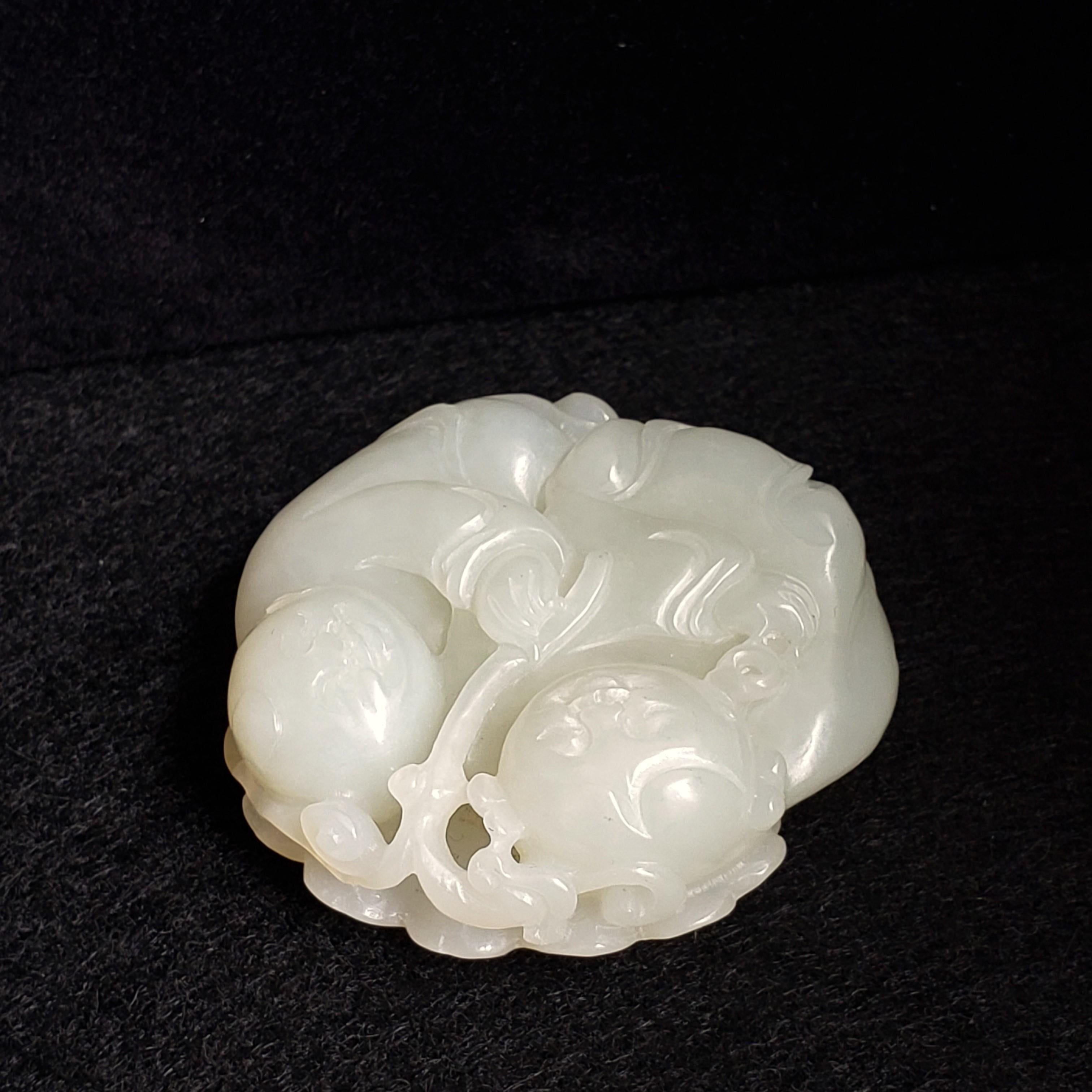 Pendentif en jade blanc Hetian Boy & Girl Lotus Leaf Motif : en vente 8