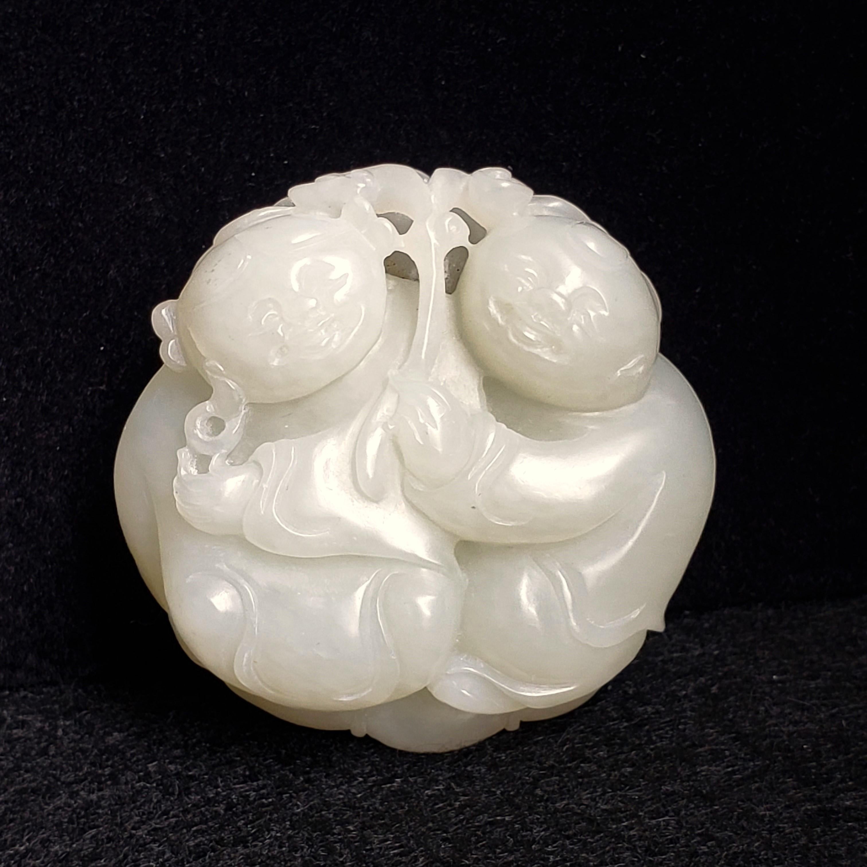 Pendentif en jade blanc Hetian Boy & Girl Lotus Leaf Motif : en vente 9