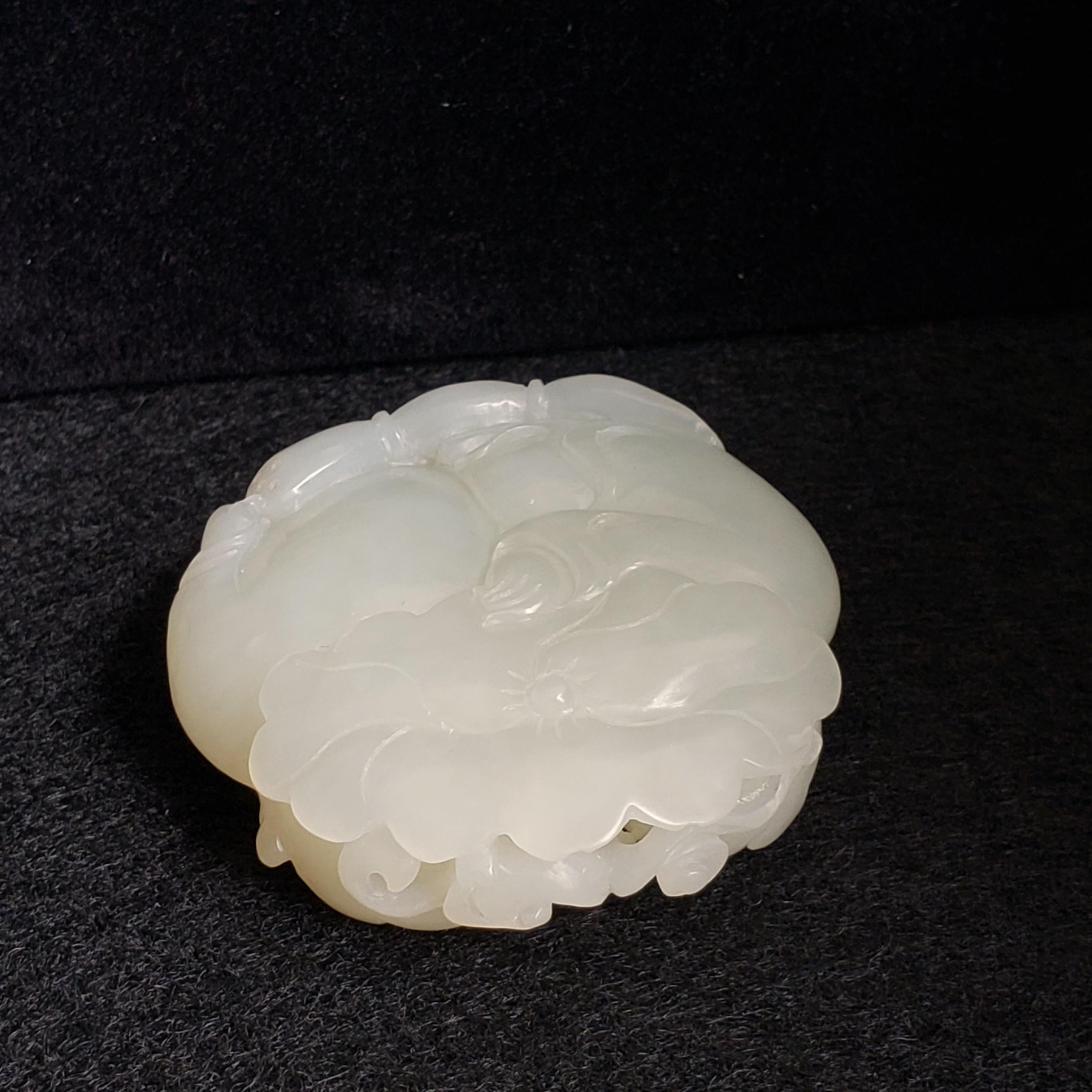 Pendentif en jade blanc Hetian Boy & Girl Lotus Leaf Motif : en vente 11