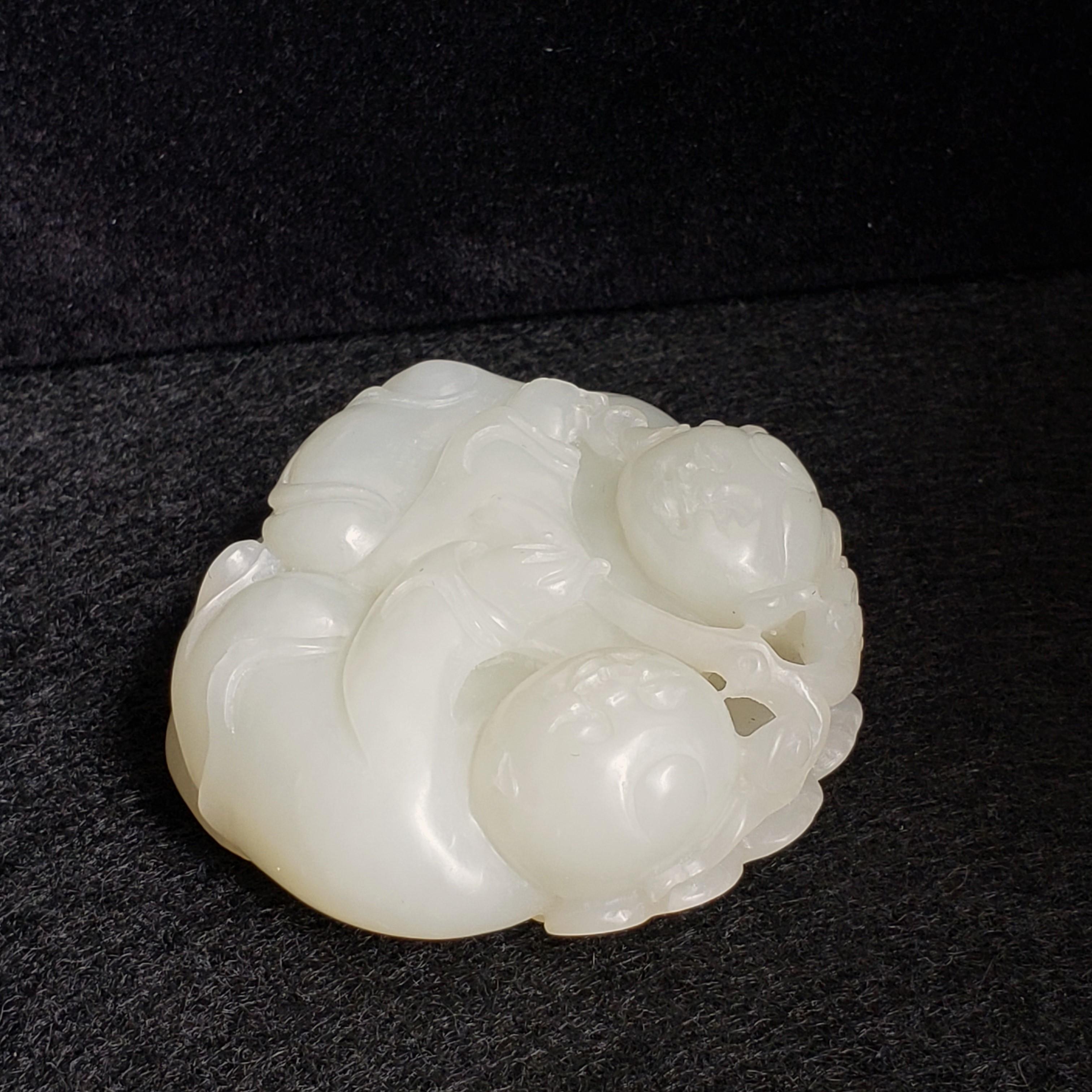 Pendentif en jade blanc Hetian Boy & Girl Lotus Leaf Motif : en vente 12