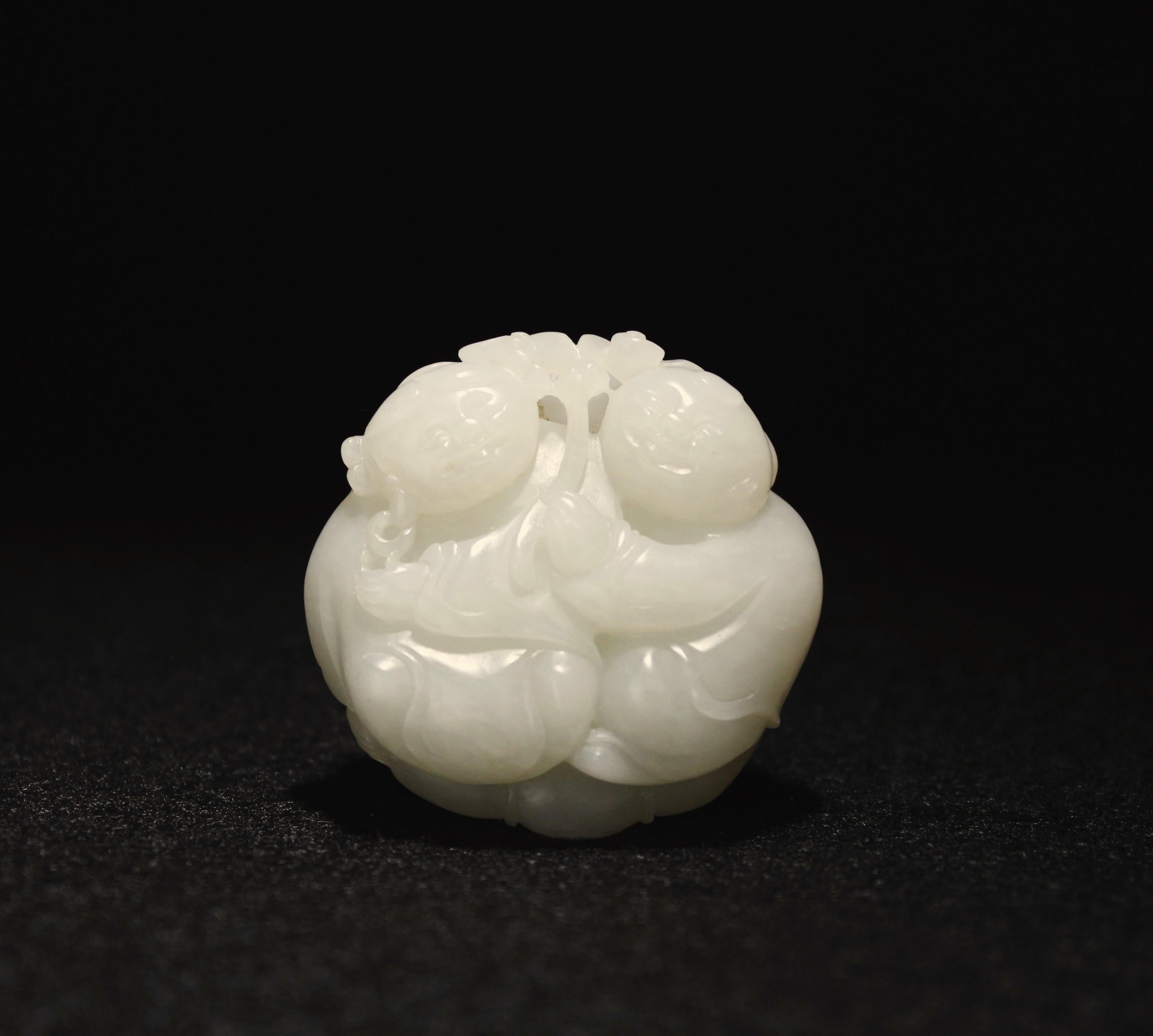 Artisan Pendentif en jade blanc Hetian Boy & Girl Lotus Leaf Motif : en vente