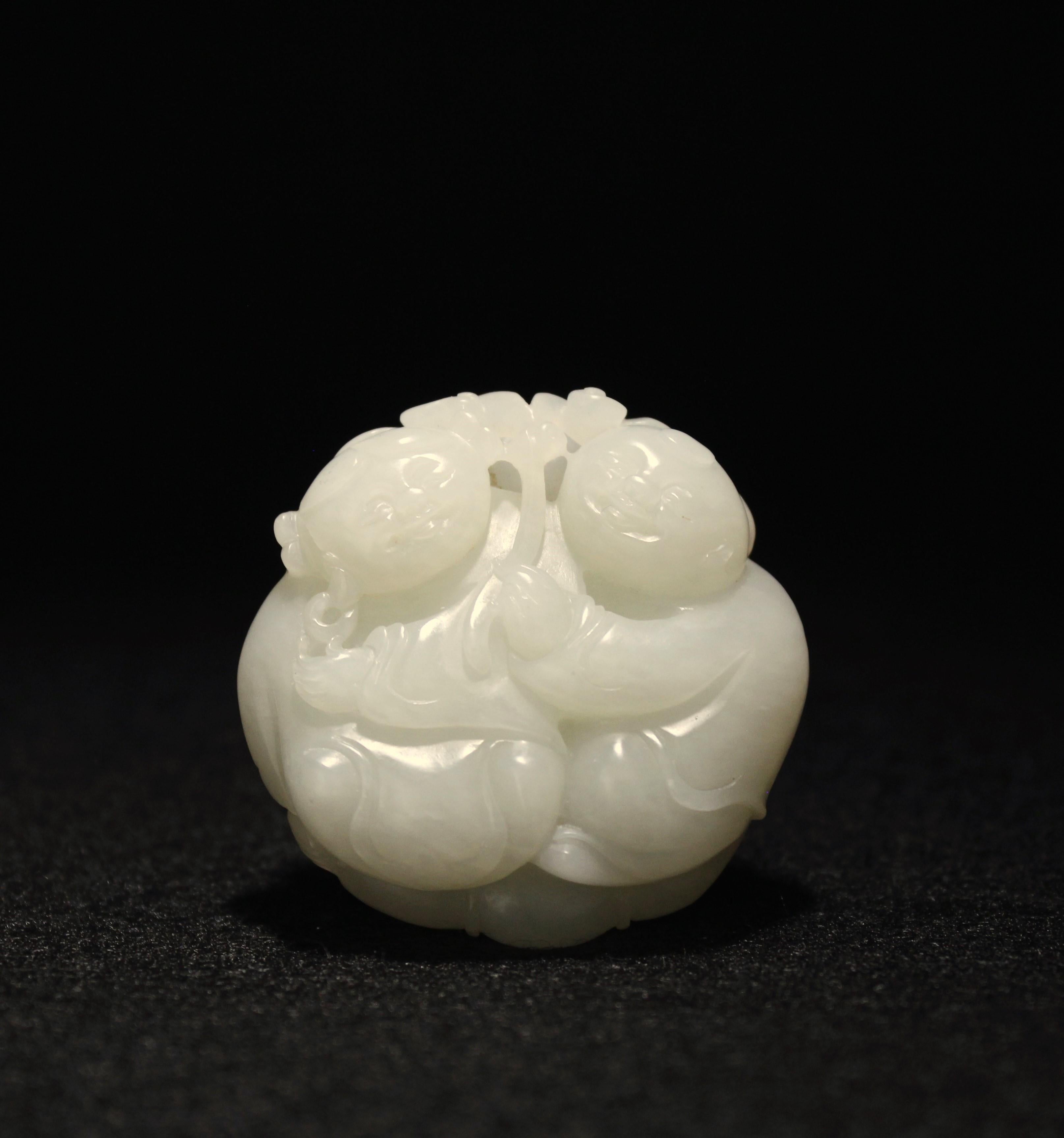 Pendentif en jade blanc Hetian Boy & Girl Lotus Leaf Motif : Bon état - En vente à San Diego, CA
