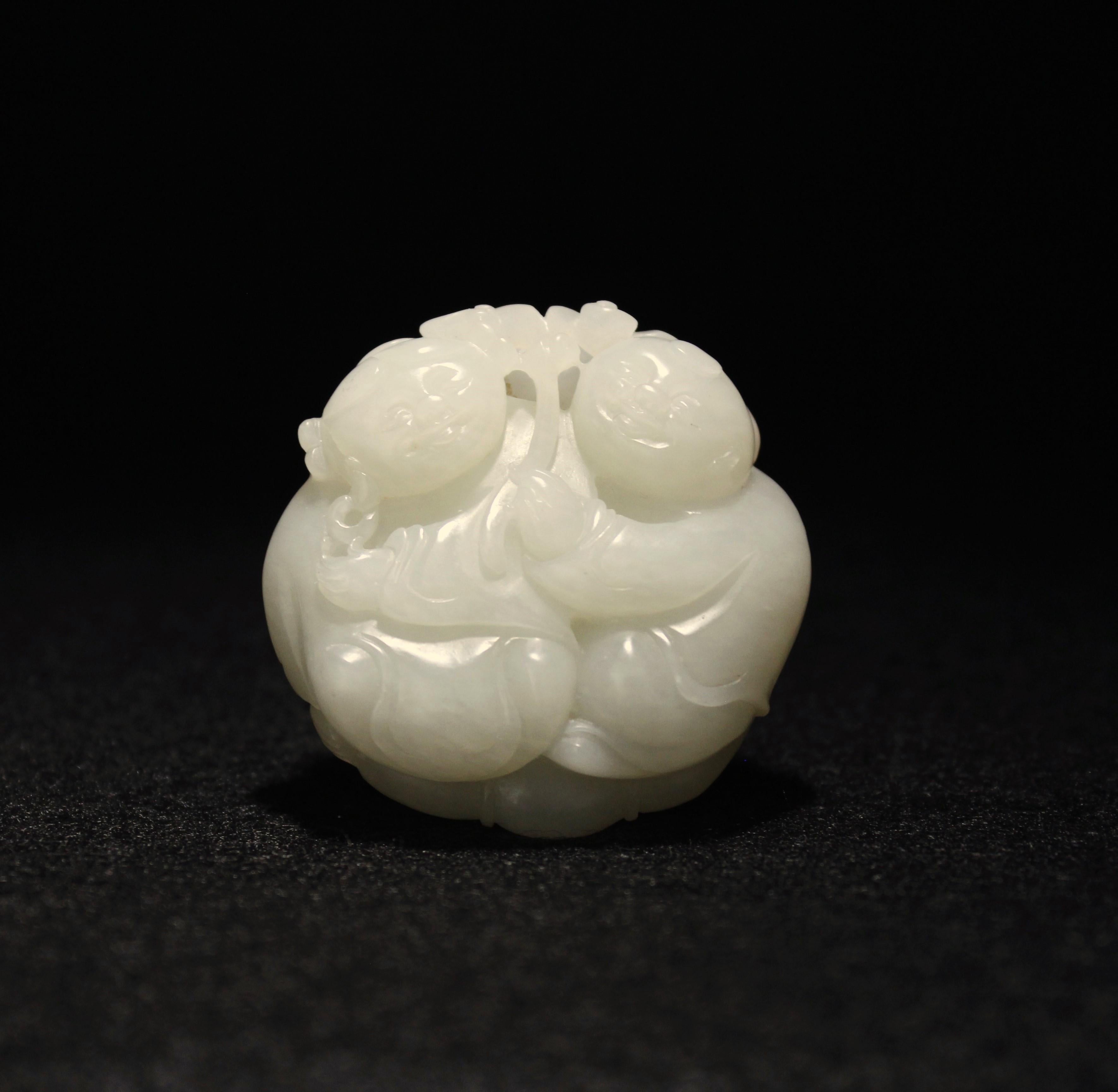 Pendentif en jade blanc Hetian Boy & Girl Lotus Leaf Motif : Unisexe en vente