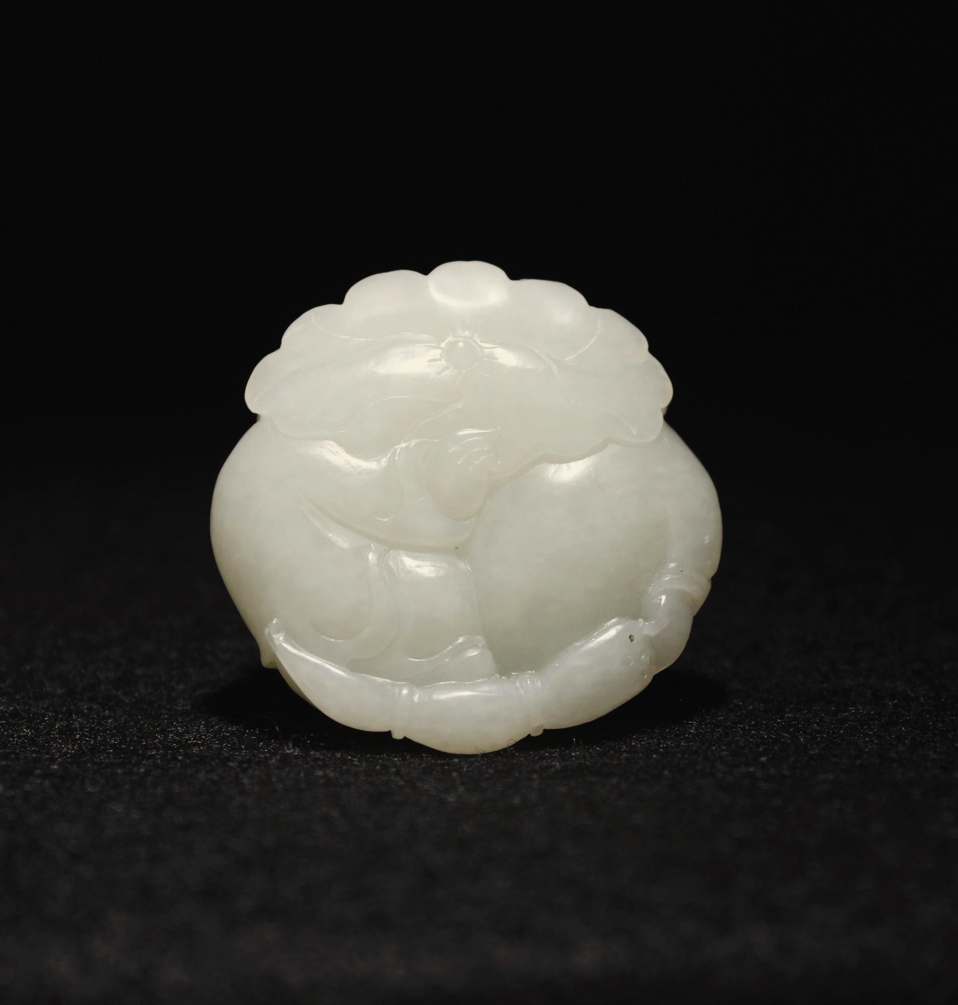 Pendentif en jade blanc Hetian Boy & Girl Lotus Leaf Motif : en vente 1