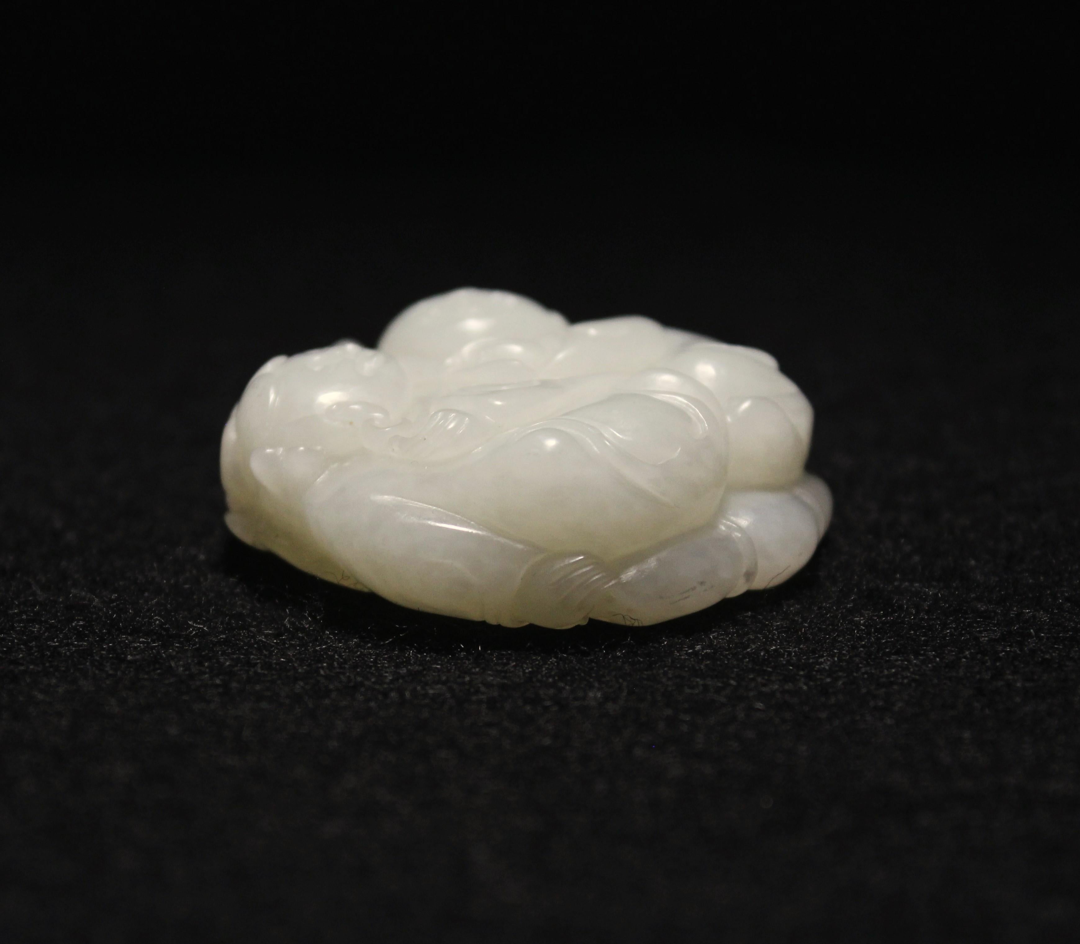 Pendentif en jade blanc Hetian Boy & Girl Lotus Leaf Motif : en vente 2