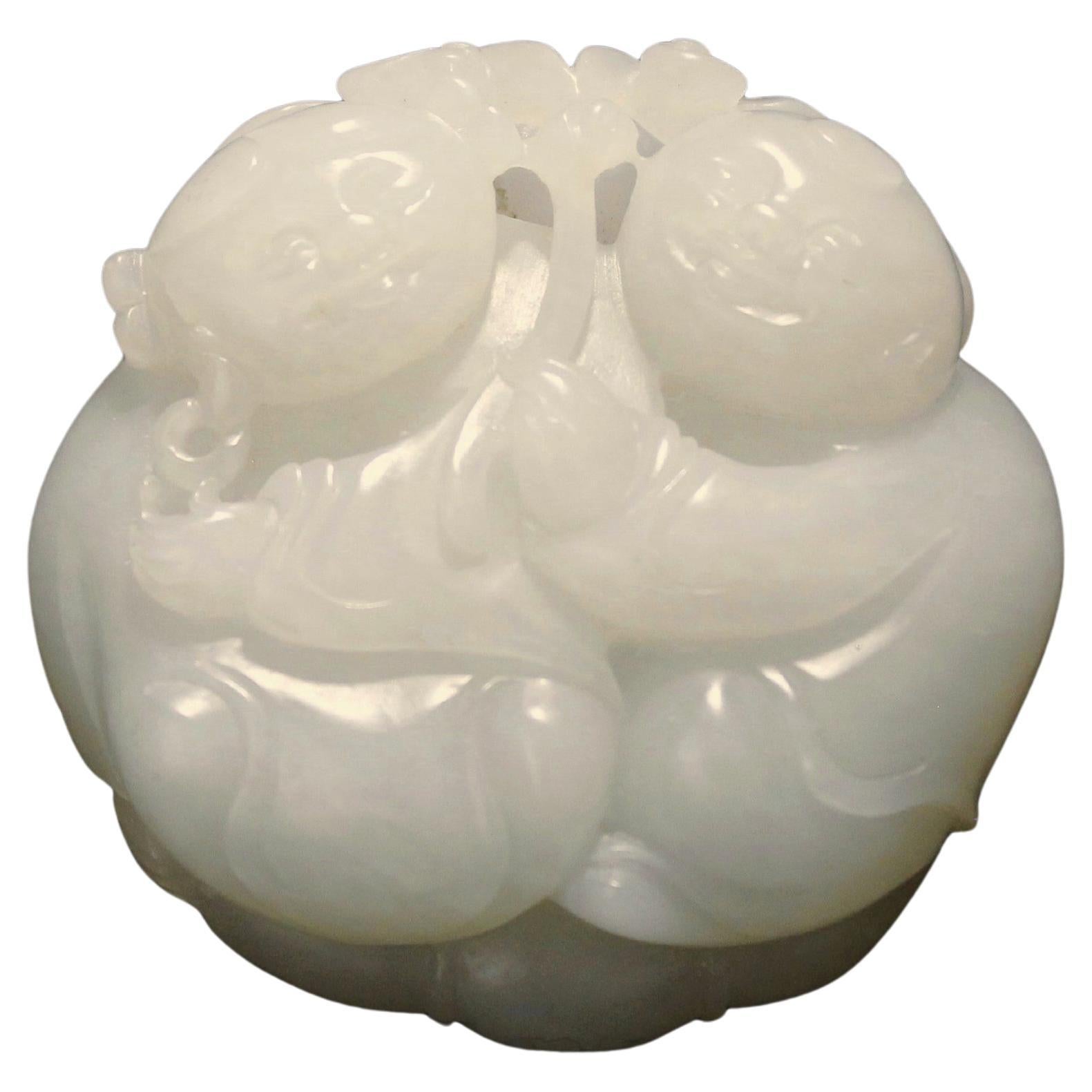 Entrez dans l'élégance de la Chine impériale avec ce pendentif garçon et fille à motif de feuilles de lotus en jade blanc de Whiting. Finement sculpté dans du jade blanc gras de mouton, ce pendentif de forme ronde met en scène un garçon et une fille