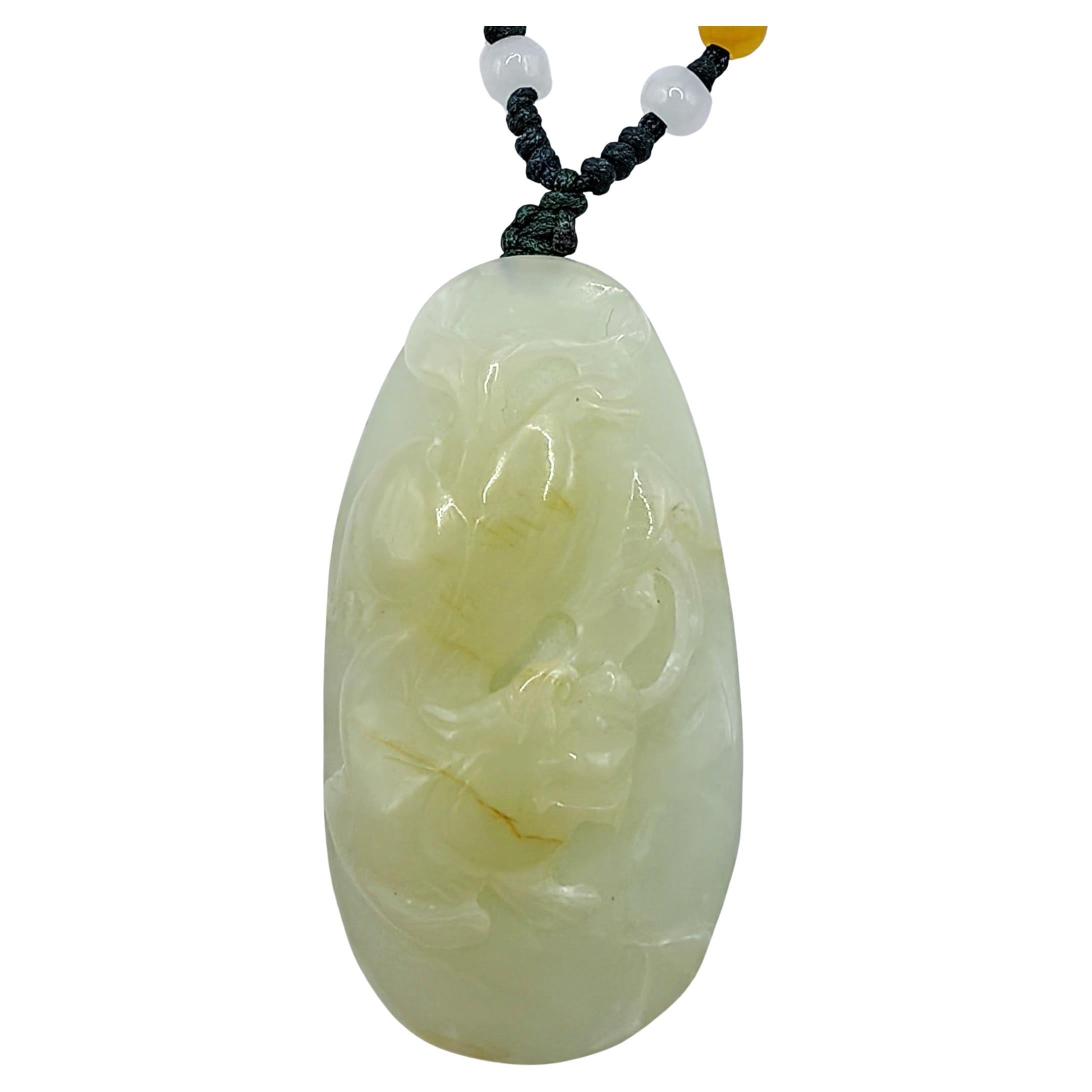 Pendentif de prospérité en jade blanc Hetian 和田白玉 Pixiu avec peau naturelle sur Corde en perles en vente