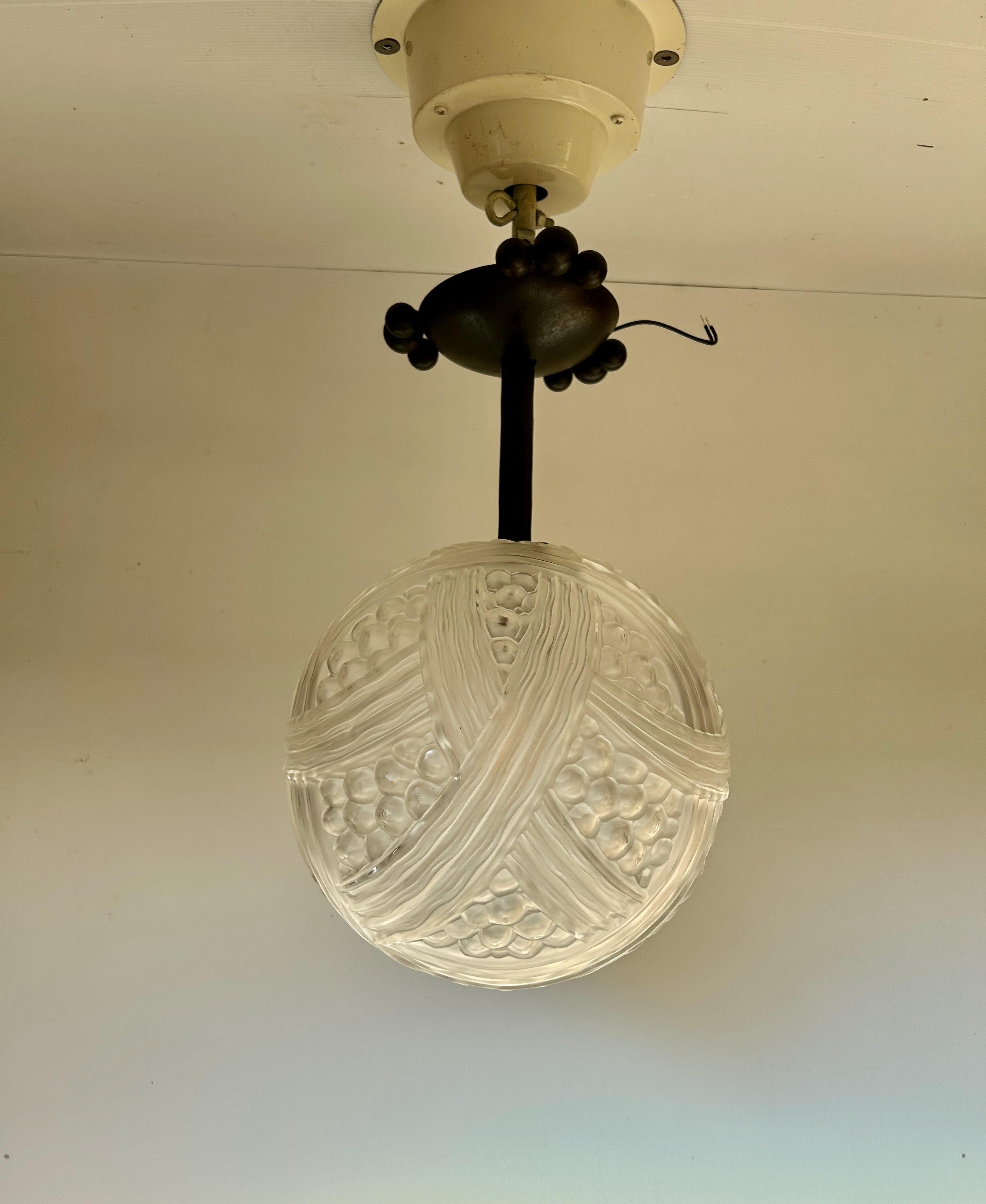 Hettier & Vincent, lampada a sfera in stile art déco del 1930 circa.
Telaio in ferro battuto.
Palla in vetro stampato.
Elettrificato e in perfette condizioni.

Diametro: 25 cm
Altezza: 39 cm
Peso: 3.5 kg

Hettier & Vincent

Il sodalizio tra il