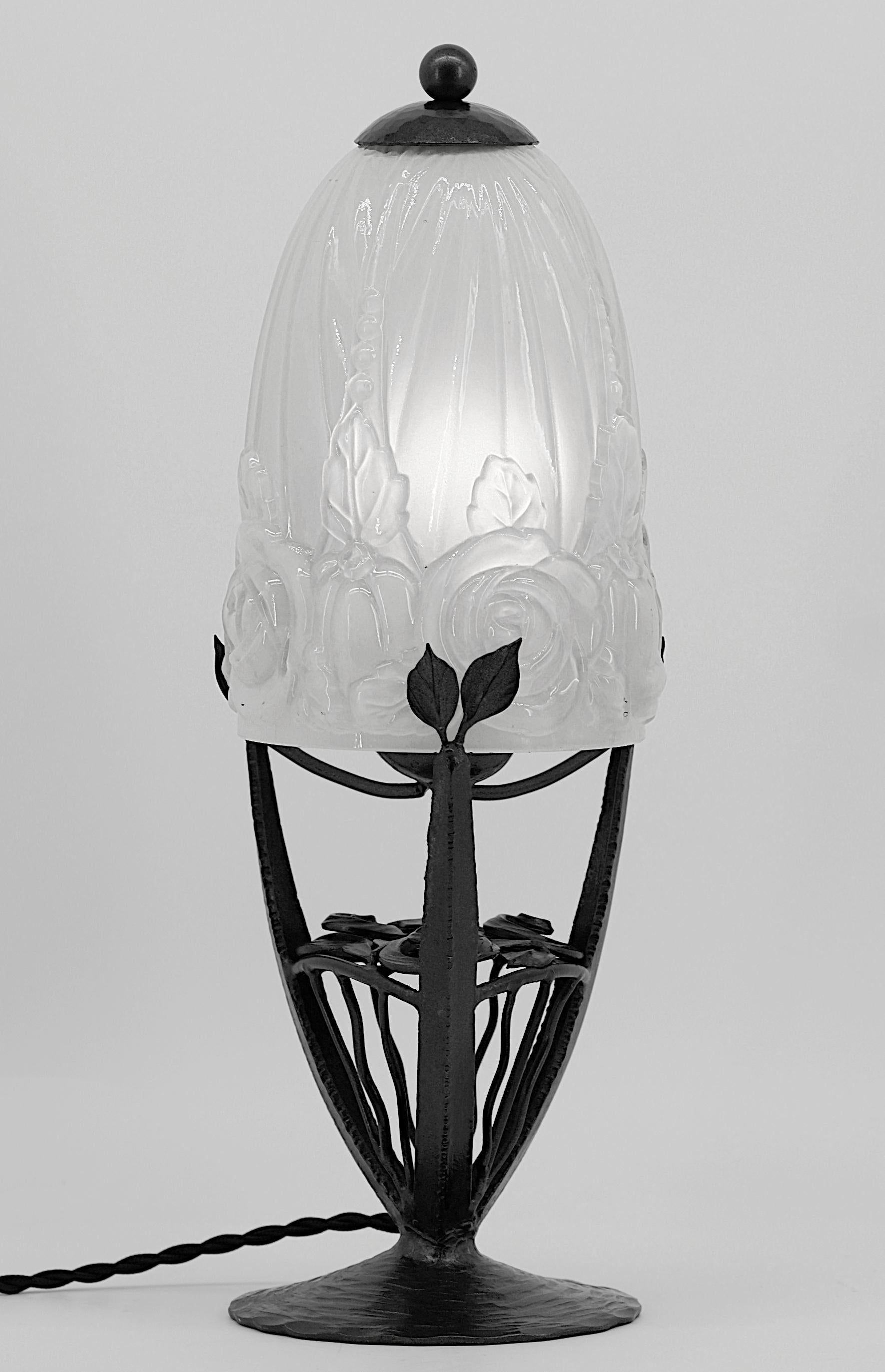 Französische Art-Déco-Tischlampe von HETTIER-VINCENT, 10 rue de Turenne in Paris, Frankreich, ca. 1925. Glas und Schmiedeeisen. Köstlicher Sockel aus Schmiedeeisen von Hettier-Vincent mit einem halbkristallinen Lampenschirm von Baccarat. Dieser