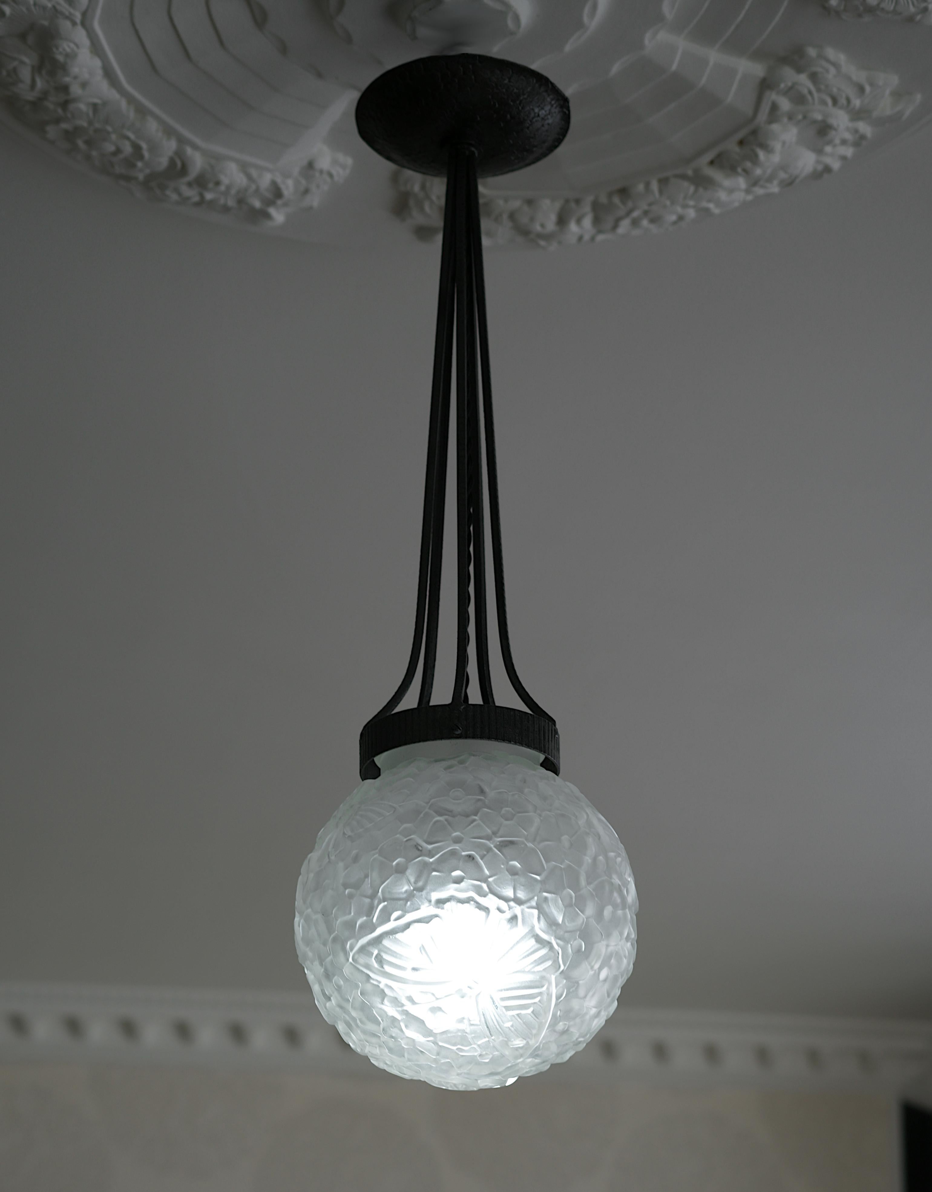 Inizio XX secolo HETTIER & Vincent Lampada da soffitto a farfalla in stile Art Deco francese 1920 in vendita