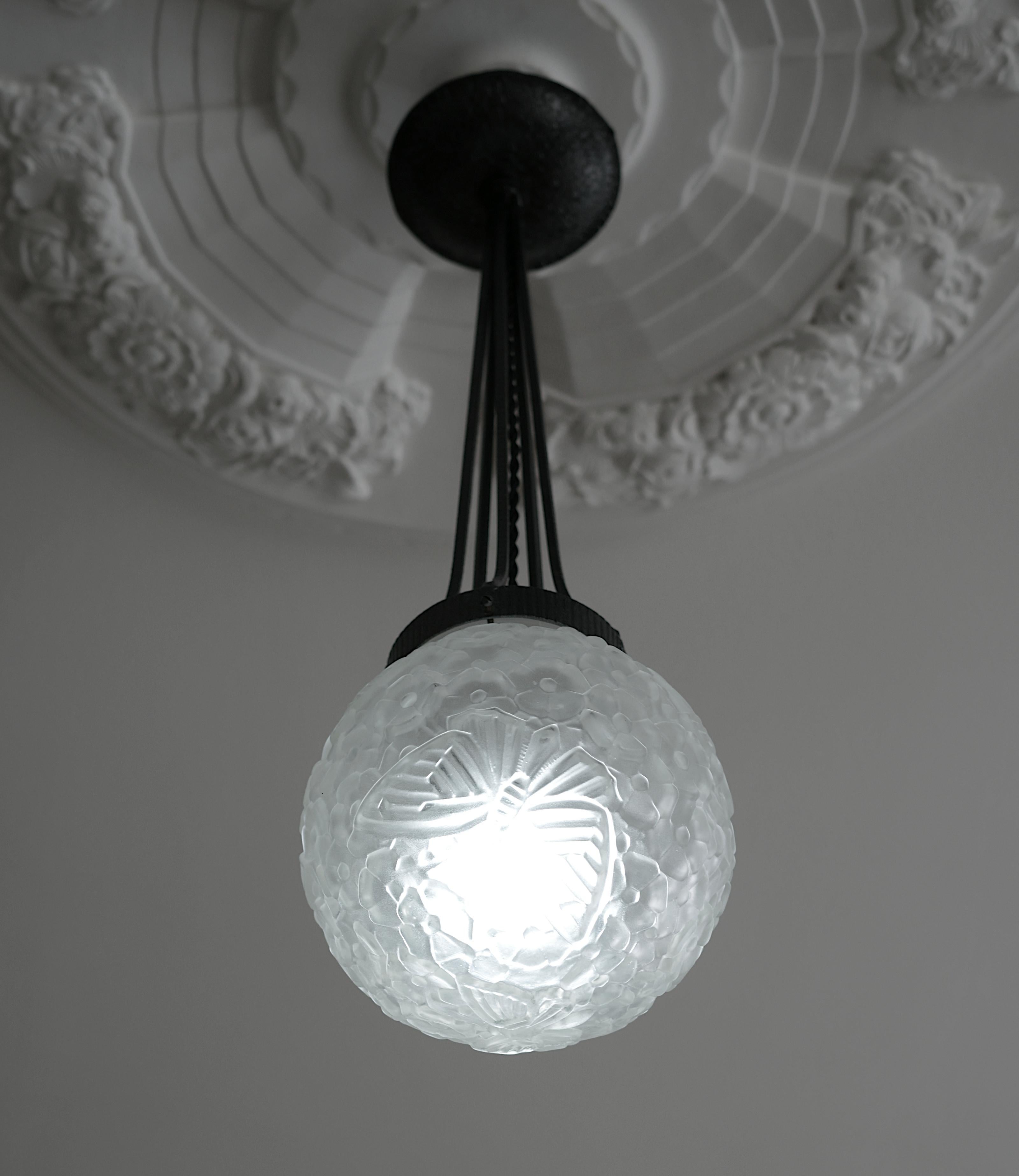 HETTIER & Vincent Lampada a soffitto a farfalla in stile Art Déco francese, 1920 In condizioni ottime in vendita a Saint-Amans-des-Cots, FR