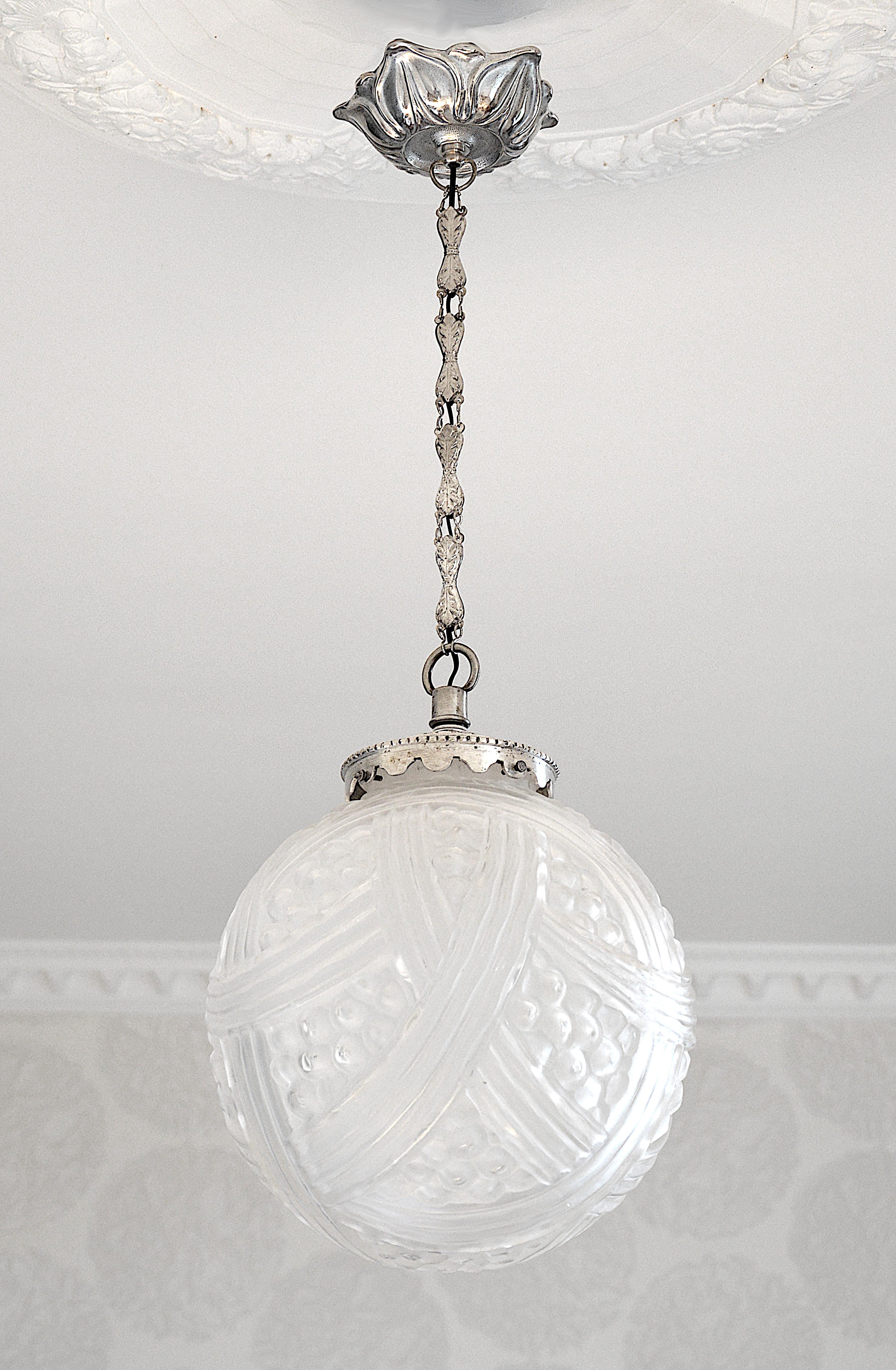 French Art Deco pendant chandelier by Hettier-Vincent, 10 rue de Turenne in Paris, France, 1920s. Glass and brass. Frosted glass lampshade by Des Hanots for Hettier-Vincent. Same period as Rene Lalique, Marius Sabino, Muller freres, Charles