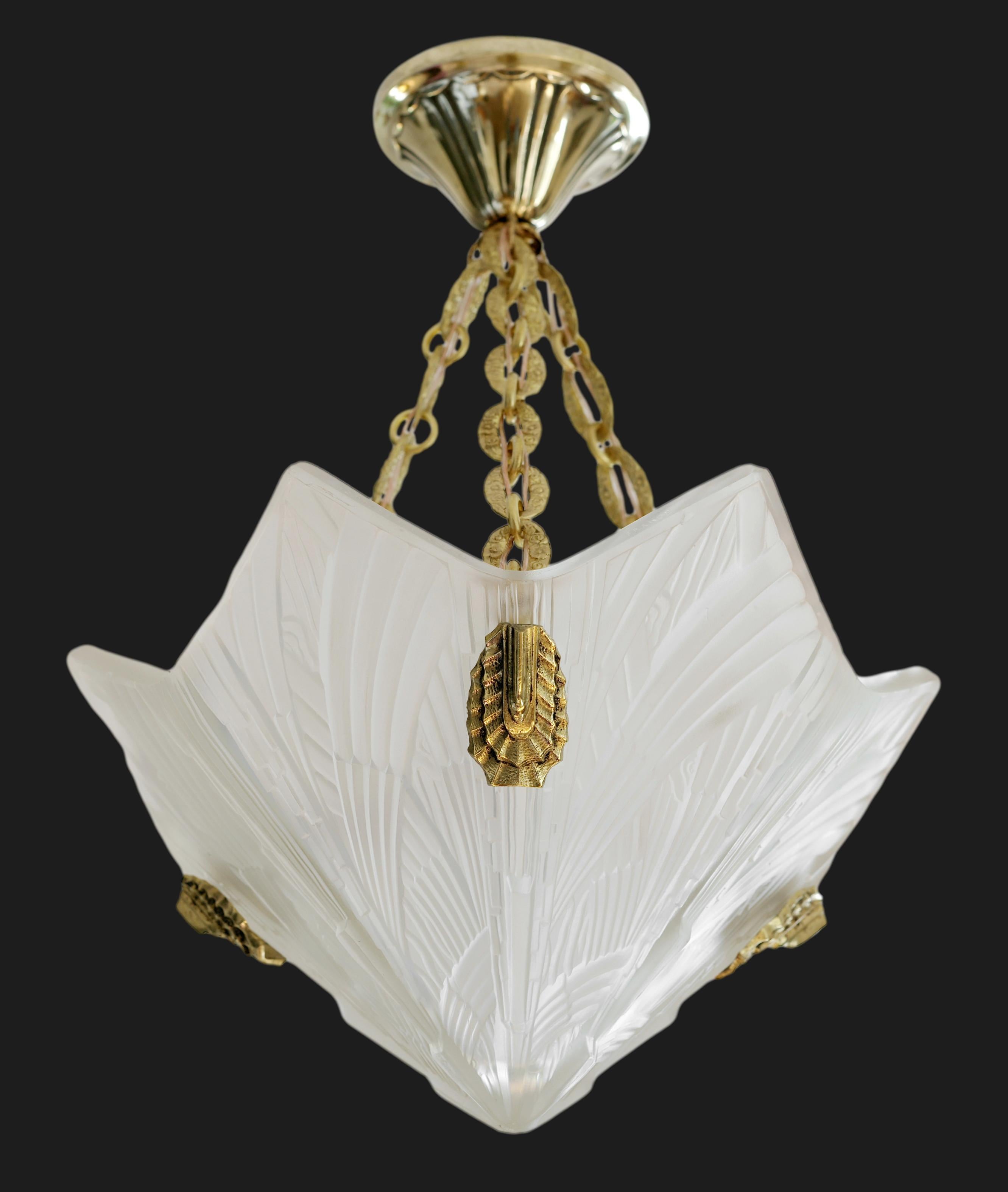 French Art Deco pendant chandelier by Hettier-Vincent, 10 rue de Turenne in Paris, France, circa 1925. Sharp and very well defined thick frosted molded glass and solid bronze fixture. Height : 17.7