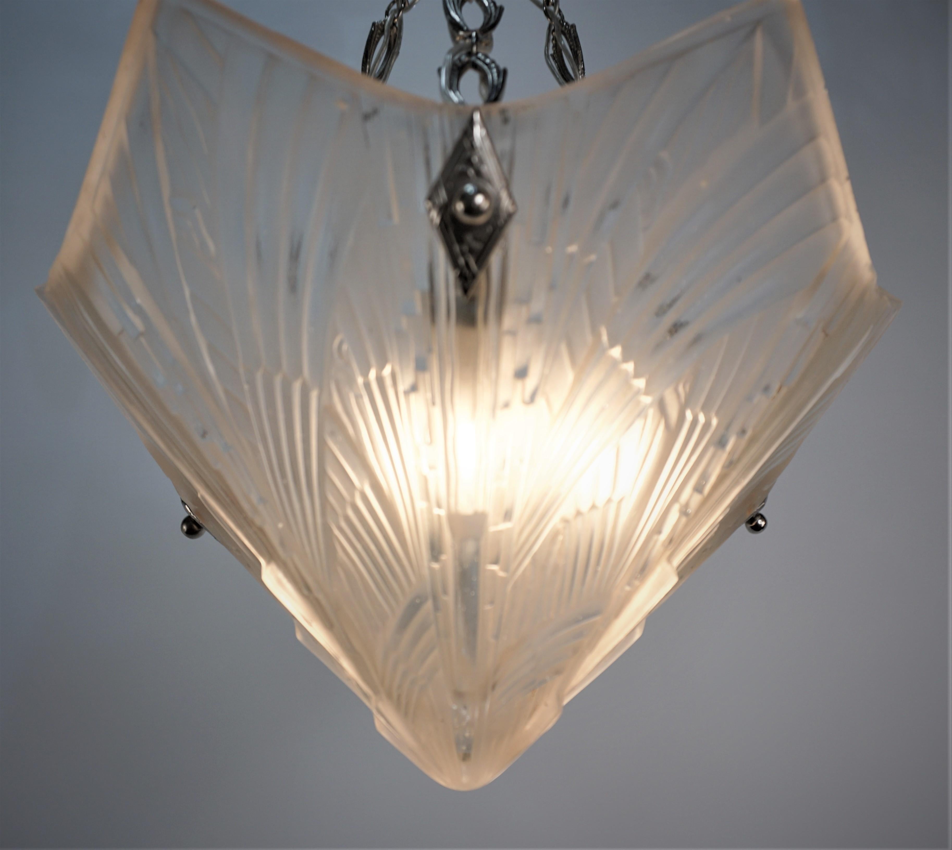 Verre clair givré de couleur pêche très claire par le célèbre designer de luminaires art déco Hettier-Light avec une belle chaîne et des ferrures en nickel sur bronze.
Recâblage professionnel et prêt à être installé.
Trois lampes, 100watt max