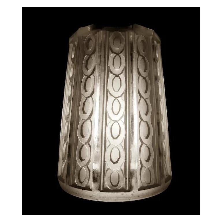 French Art Deco table lamp by Hettier-Vincent, Paris, France, circa 1925. Rather large molded glass shade on a superb wrought iron base. Molded signature 