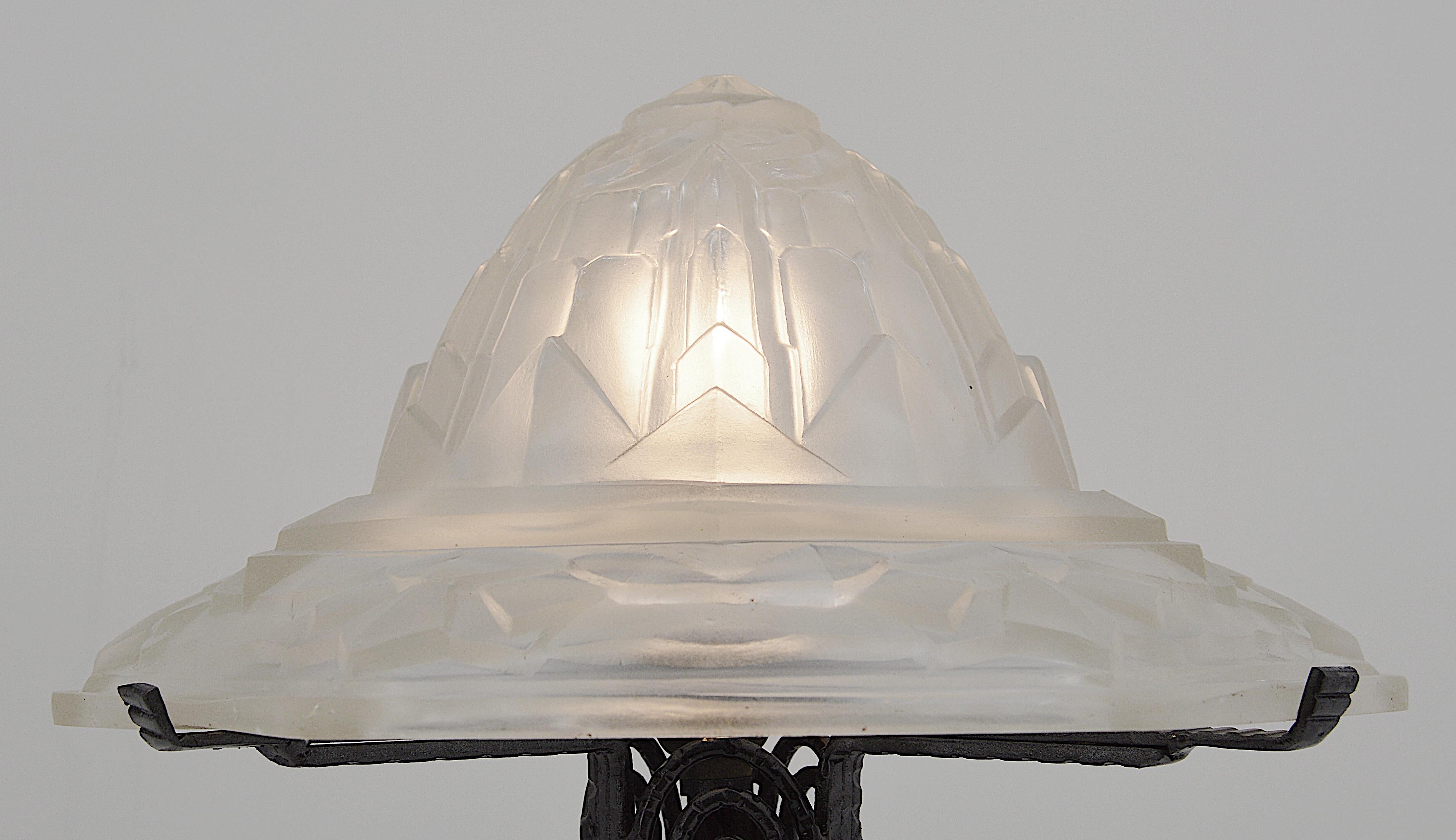 Frosted Hettier-Vincent French Art Deco Table Lamp, circa 1925 For Sale