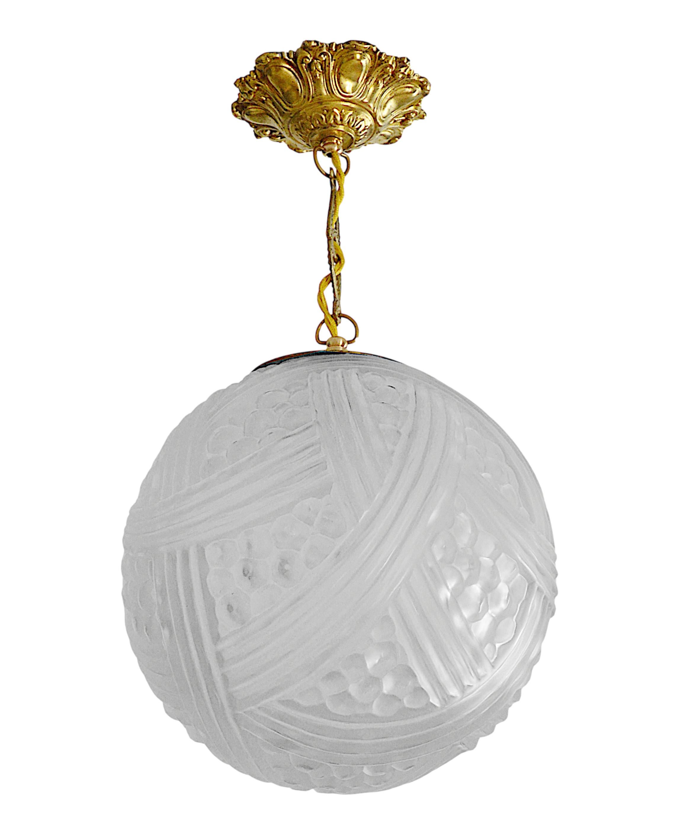Frosted Hettier & Vincent Pair of French Art Deco Pendant Chandelier, 1925